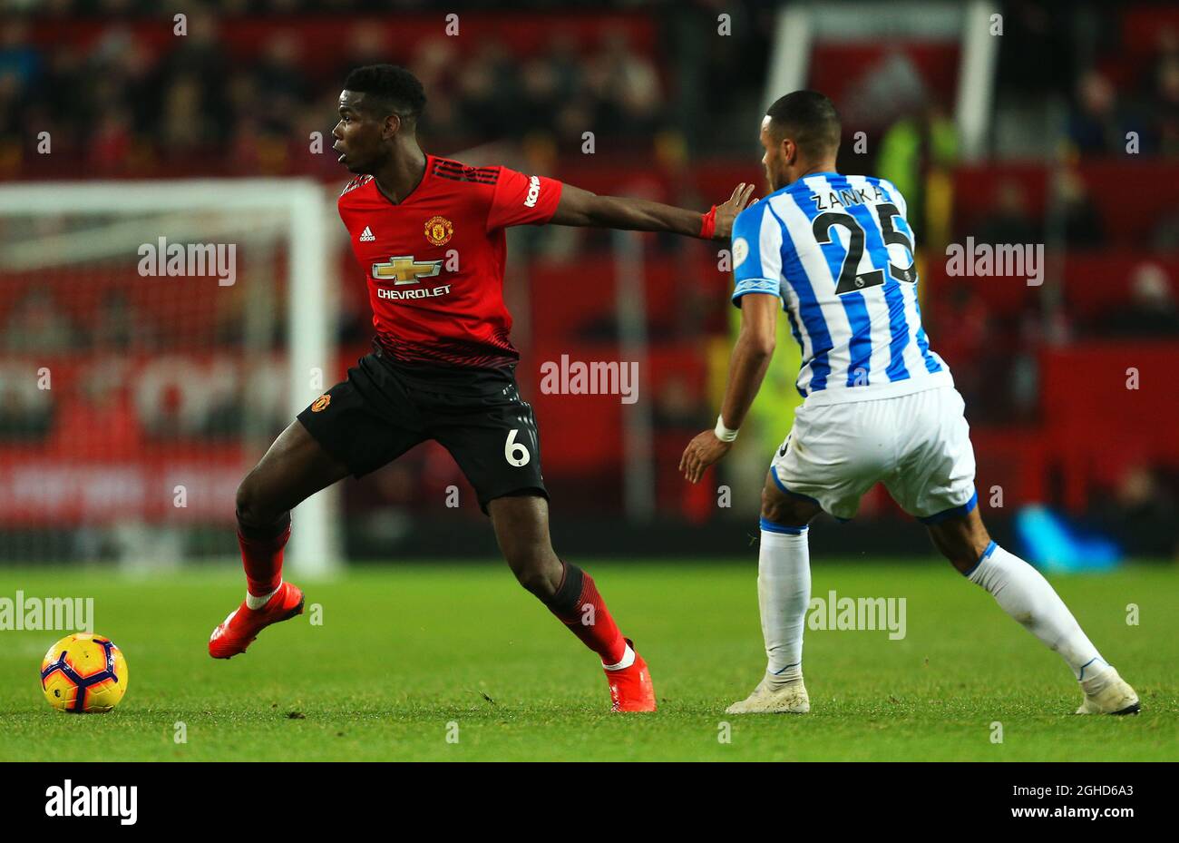 Paul Pomba del Manchester United si occupa di Mathias Zanka Jorgensen della città di Huddersfield durante la partita della Premier League a Old Trafford, Manchester. Data foto: 26 dicembre 2018. Il credito dovrebbe essere: Matt McNulty/Spaltimage via PA Images Foto Stock