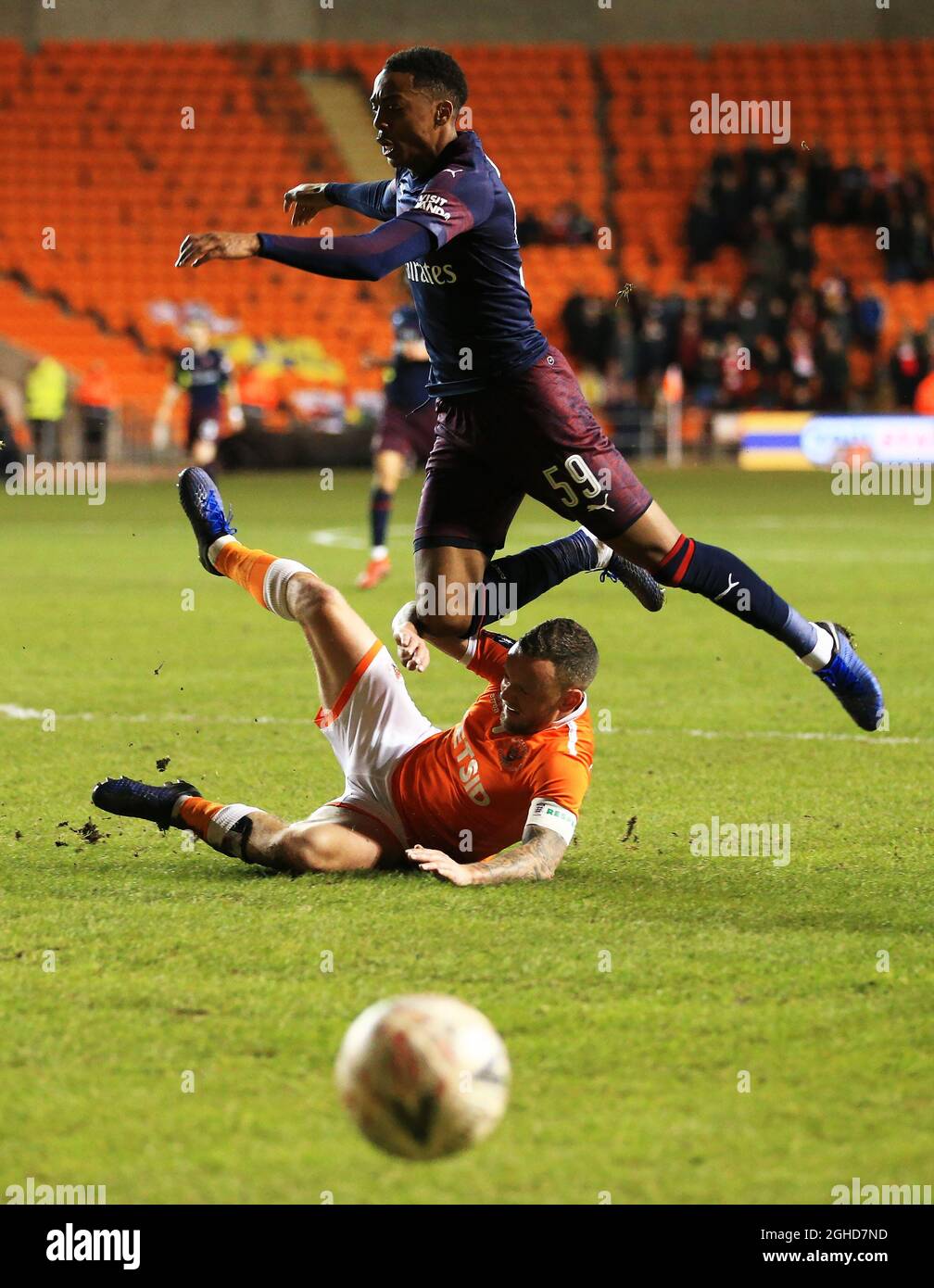 Jay Spearing of Blackpool affronta Joe Willock of Arsenal durante la Emirates fa Cup, terza partita a Bloomfield Road, Blackpool. Data foto: 5 gennaio 2019. Il credito dovrebbe essere: Matt McNulty/Spaltimage via PA Images Foto Stock