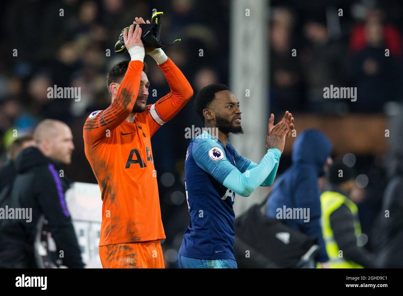Hugo Lloris e Georges-Kevin Nkoudou di Tottenham Hotspur applaudono i tifosi al fischio finale durante la partita della Premier League al Craven Cottage Stadium di Londra. Data foto: 20 gennaio 2019. Il credito dovrebbe essere: Craig Mercer/Sportimage via PA Images Foto Stock