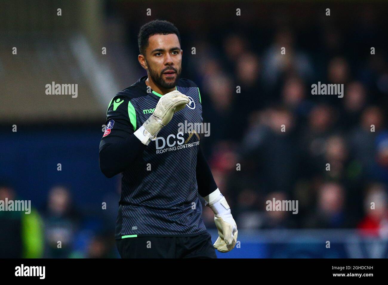 Jordan Archer of Millwall durante la partita della fa Cup Fifth Round al Cherry Red Records Stadium di Londra. Data foto: 16 febbraio 2018. Il credito dovrebbe essere: Craig Mercer/Sportimage via PA Images Foto Stock