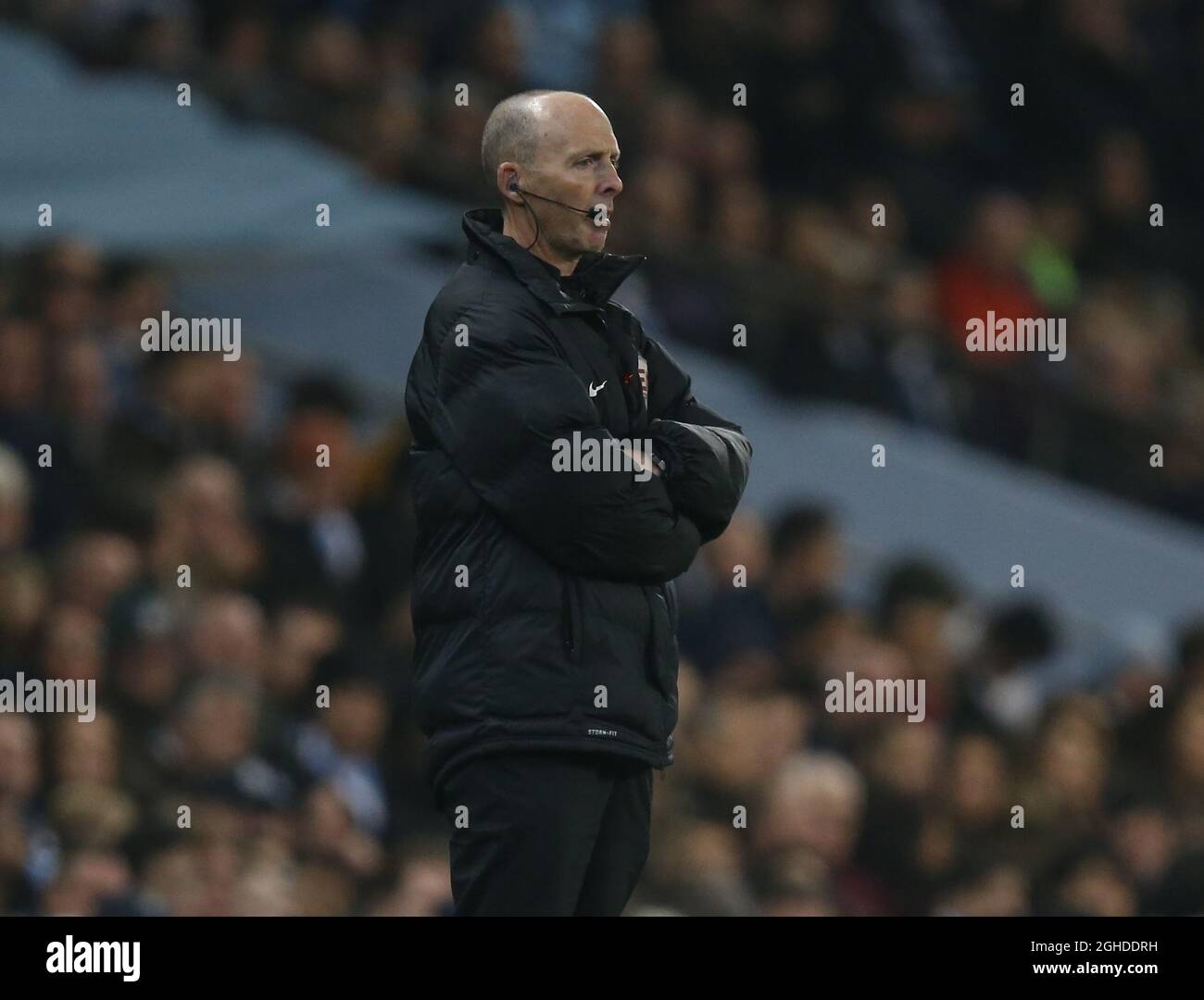 Quarto Ofiical Mike Dean che è stato rimosso come il quarto ufficiale per il viaggio di Tottenham a Chelsea. La decisione di rimuovere Dean segue il suo confronto con Mauricio Pochettino alla fine della perdita di Tottenham a Burnley sabato durante la partita della Premier League all'Etihad Stadium di Manchester. Data foto: 27 febbraio 2019. Il credito dovrebbe essere: Andrew Yates/Sportimage via PA Images Foto Stock