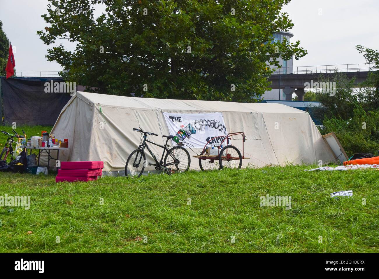 Londra, Regno Unito. 06 settembre 2021. Durante la protesta DSEI al di fuori dell'Excel London.i manifestanti hanno allestito un campeggio fuori dall'Excel Center di East London, con piani per interrompere la fiera delle armi Defense and Security Equipment International (DSEI), che si terrà il 14-17 settembre 2021. (Foto di Vuk Valcic/SOPA Images/Sipa USA) Credit: Sipa USA/Alamy Live News Foto Stock