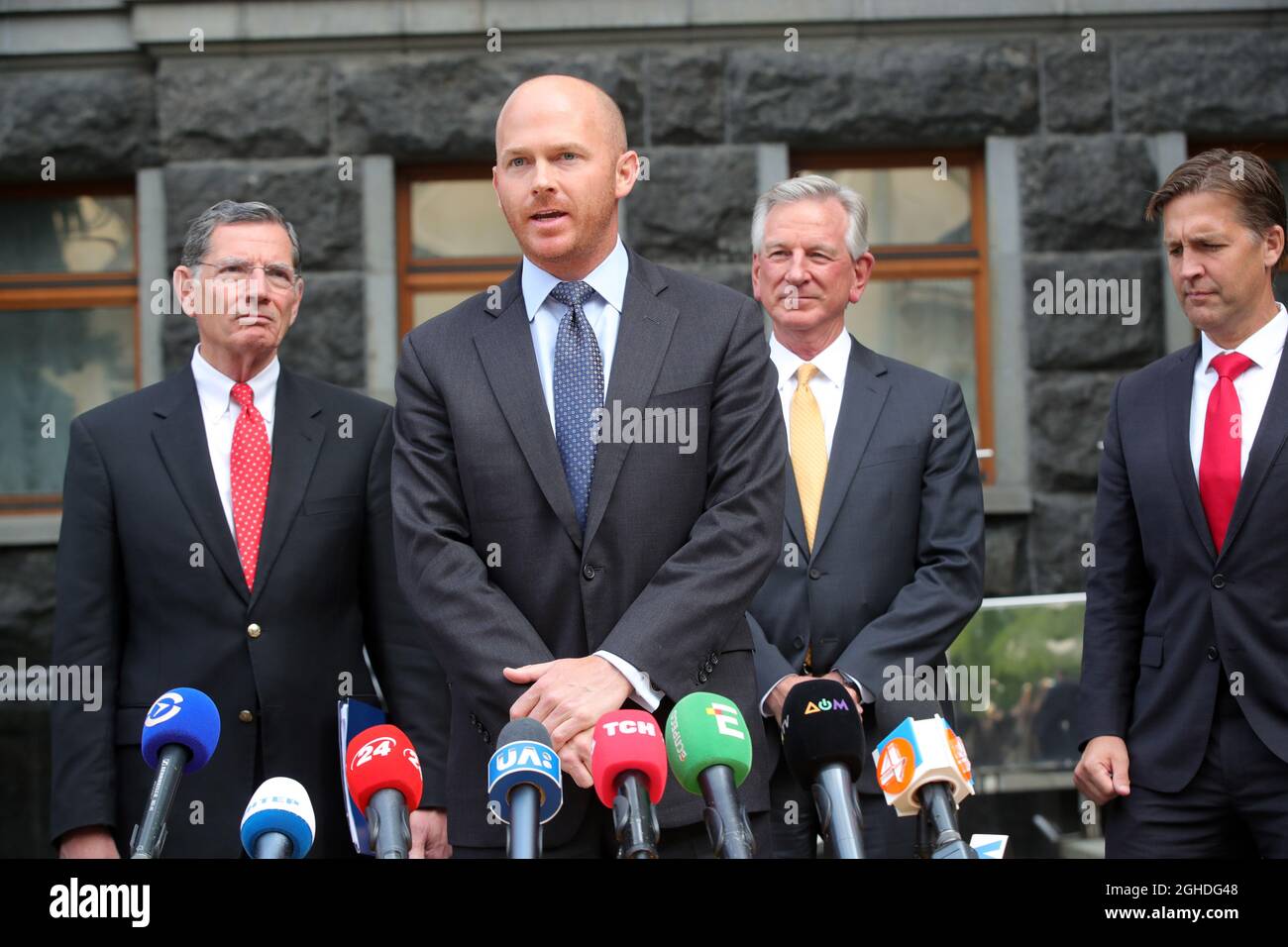 KIEV, UCRAINA - 06 SETTEMBRE 2021 - il senatore americano John Barrasso, il congressista William Timmons, i senatori Tommy Tuberville e ben Sasse (da L a R) sono raffigurati durante il briefing a seguito dell'incontro con il presidente ucraino Volodymyr Zelenskyy, Kiev, capitale dell'Ucraina Credit: Ukrinform/Alamy Live News Foto Stock