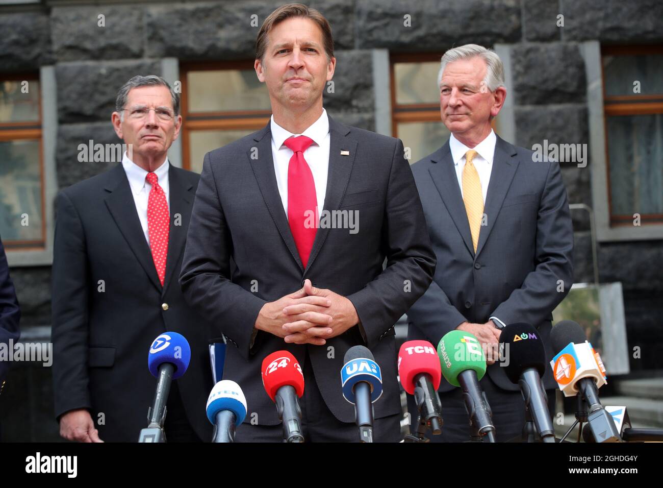 KIEV, UCRAINA - 06 SETTEMBRE 2021 - i senatori americani John Barrasso, ben Sasse e Tommy Tuberville (da L a R) sono raffigurati durante il briefing a seguito dell'incontro con il presidente ucraino Volodymyr Zelenskyy, Kiev, capitale dell'Ucraina Credit: Ukrinform/Alamy Live News Foto Stock