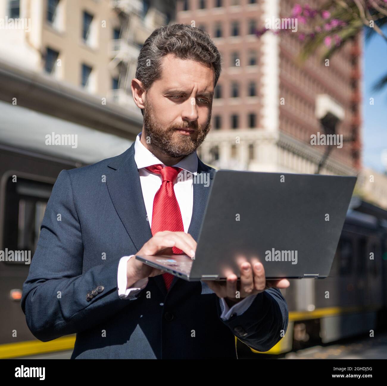 freelance man post blog online su pc outdoor, freelance Foto Stock