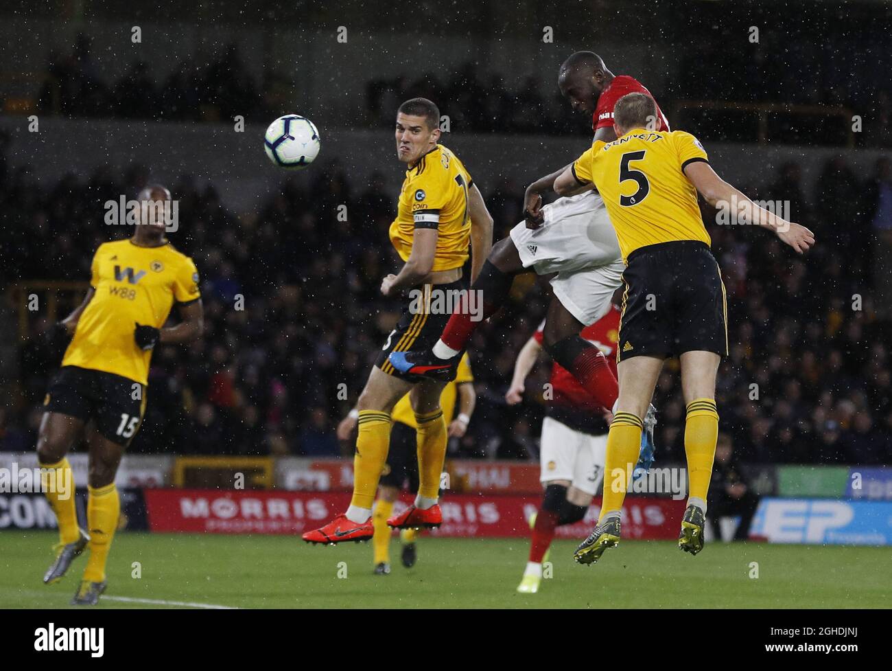 Romelu Lukaku del Manchester United ha una prima possibilità ma si dirige direttamente al custode durante la partita della Premier League a Molineux, Wolverhampton. Data foto: 2 aprile 2019. Il credito dovrebbe essere: Darren Staples/Sportimage via PA Images Foto Stock