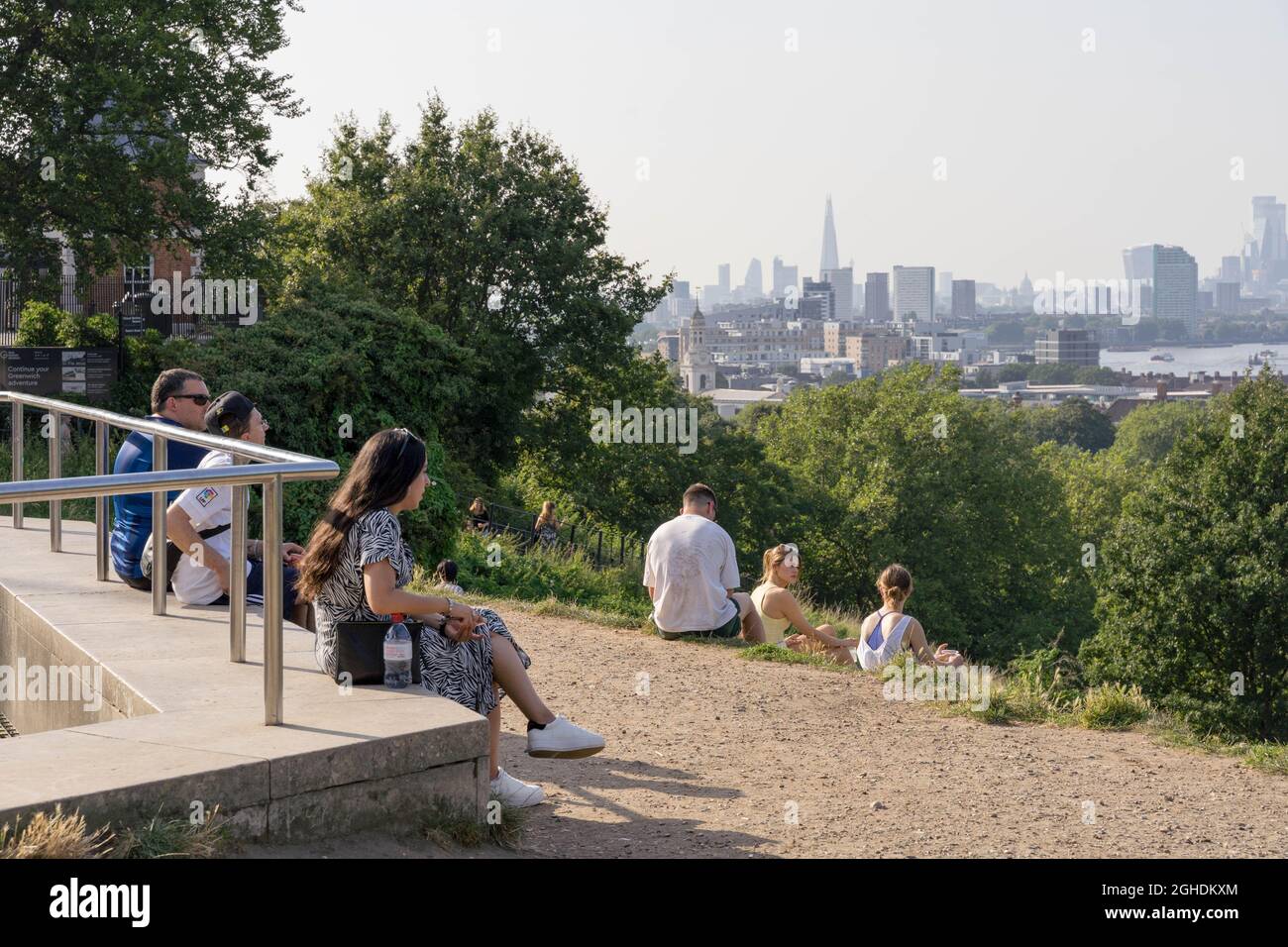Londra, Regno Unito 06 settembre 2021. Meteo Regno Unito. Un bellissimo sole di inizio autunno, londinesi e turisti tutti prendere il sole e godersi la mini onda di calore a Greenwich Park con temperature, mercurio che sale a circa 24 gradi. Credit: Xiu Bao/Alamy Live News Foto Stock