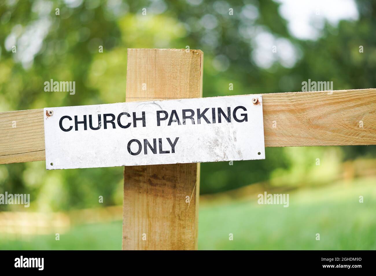 Cartello "Church Parking Only" avvitato alla recinzione all'esterno della chiesa rurale del Regno Unito. Foto Stock