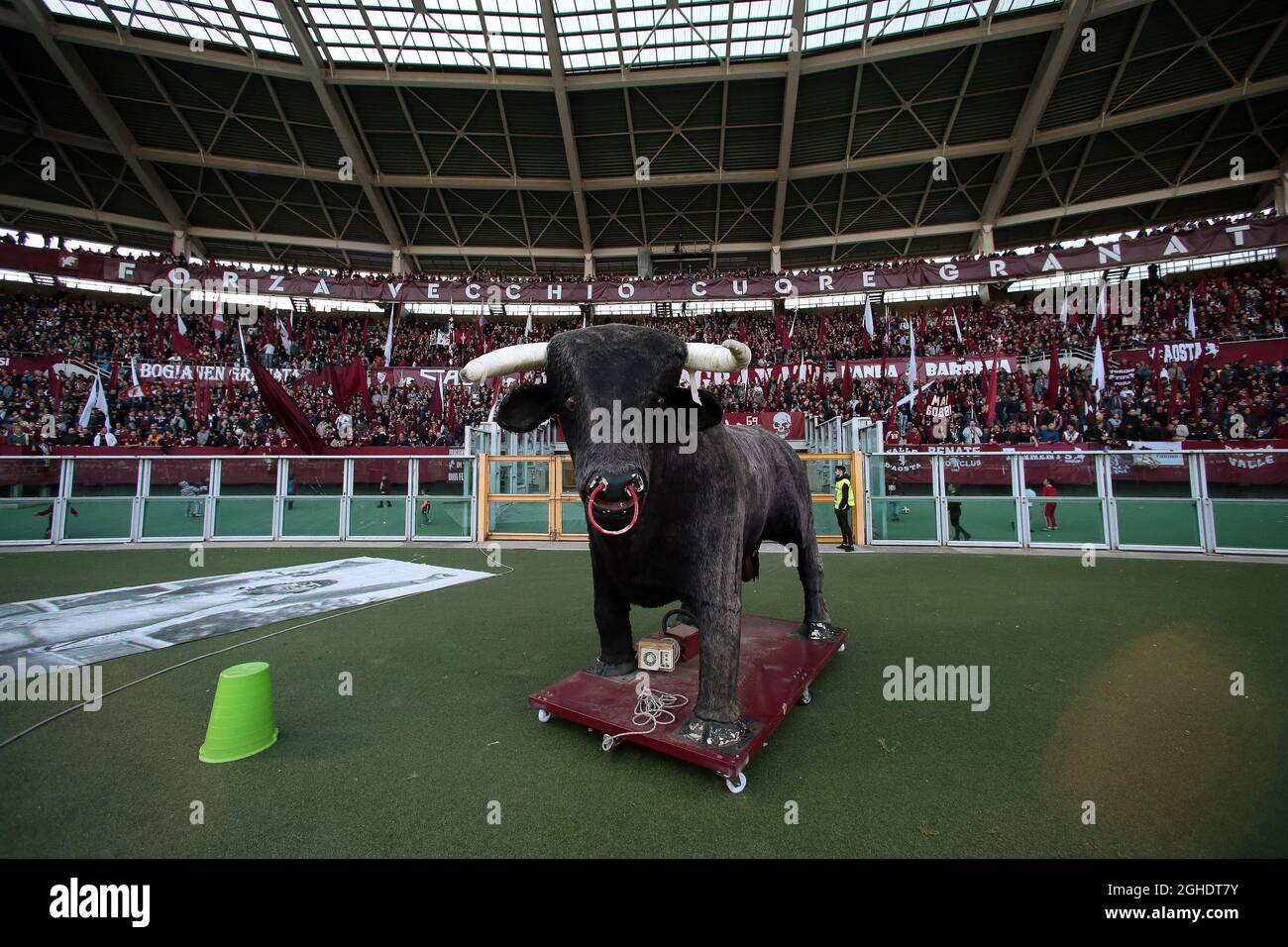 Una statua di un toro gigante, simbolo del Torino FC, si trova di fronte ai  tifosi durante la Serie A all'Olimpico di Torino. Data foto: 28 aprile  2019. Il credito d'immagine dovrebbe