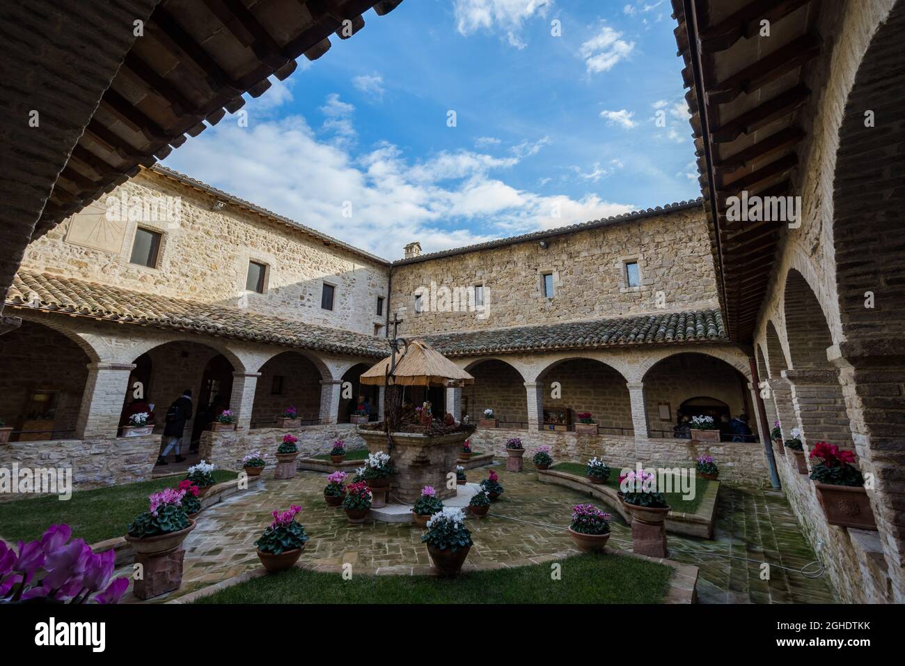 Assisi, chiesa di San Damiano. La Chiesa di San Damiano, è il luogo dove morì Santa Chiara e dove San Francesco trovò la conversione. Foto Stock