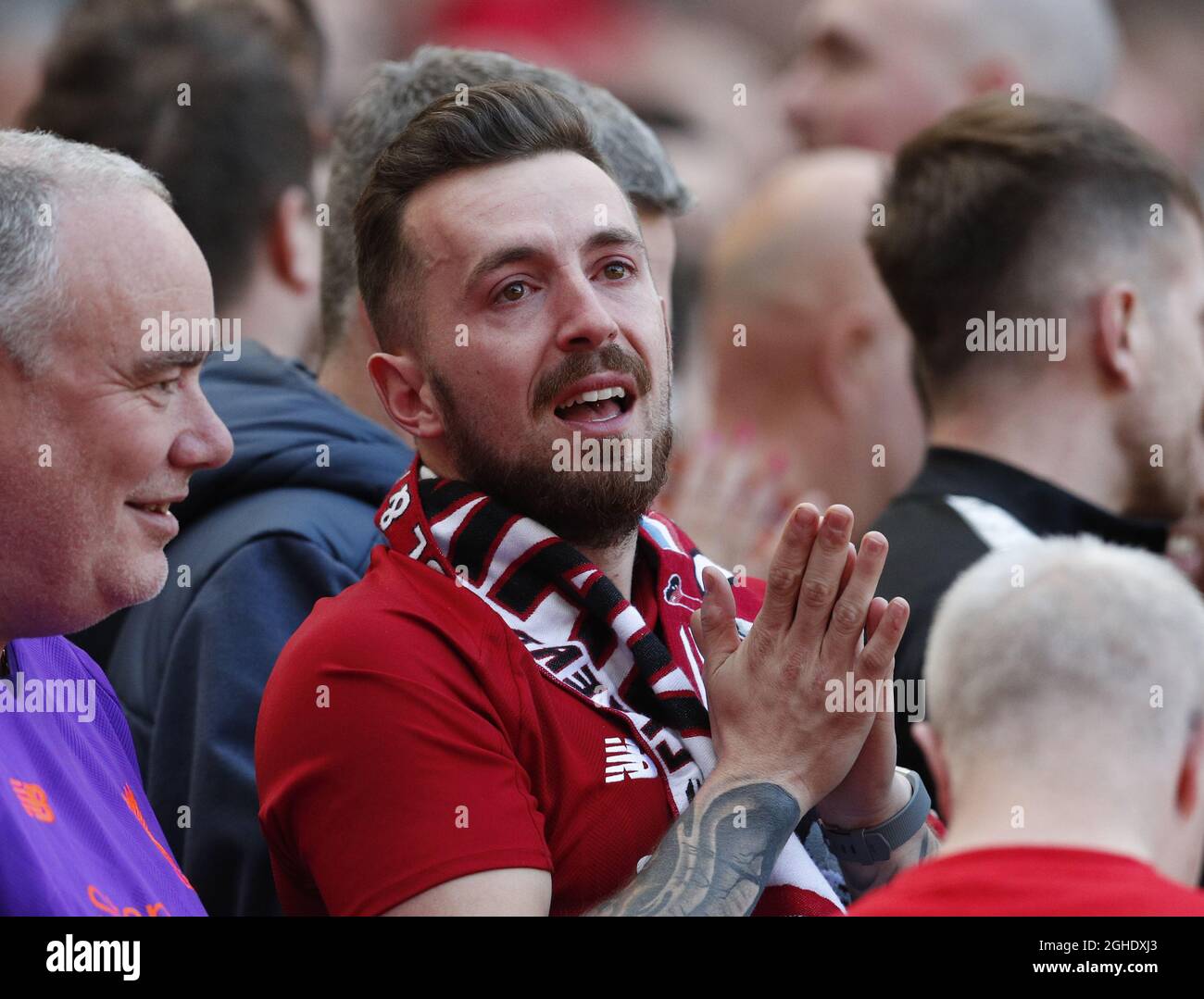 Un fan di Liverpool reagisce mentre la notizia del punteggio di Brighton arriva durante la partita della Premier League ad Anfield, Liverpool. Data foto: 12 maggio 2019. Il credito dovrebbe essere: Darren Staples/Sportimage via PA Images Foto Stock