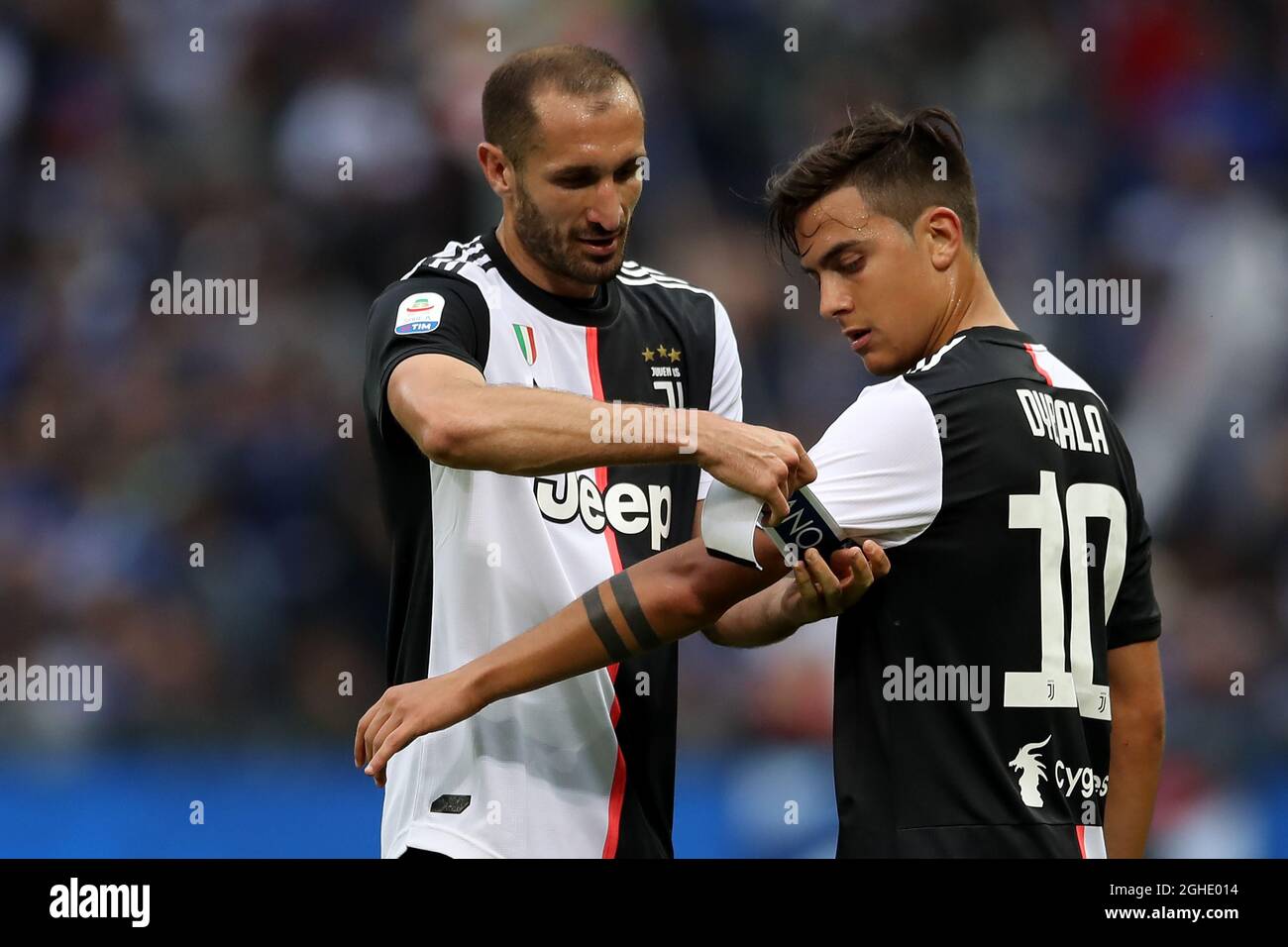 Giorgio Chiellini di Juventus dà la fascia da braccio del capitano al  compagno di squadra Paulo Dybala mentre viene sostituito durante la partita  della Serie A a a Luigi Ferraris, Genova. Data