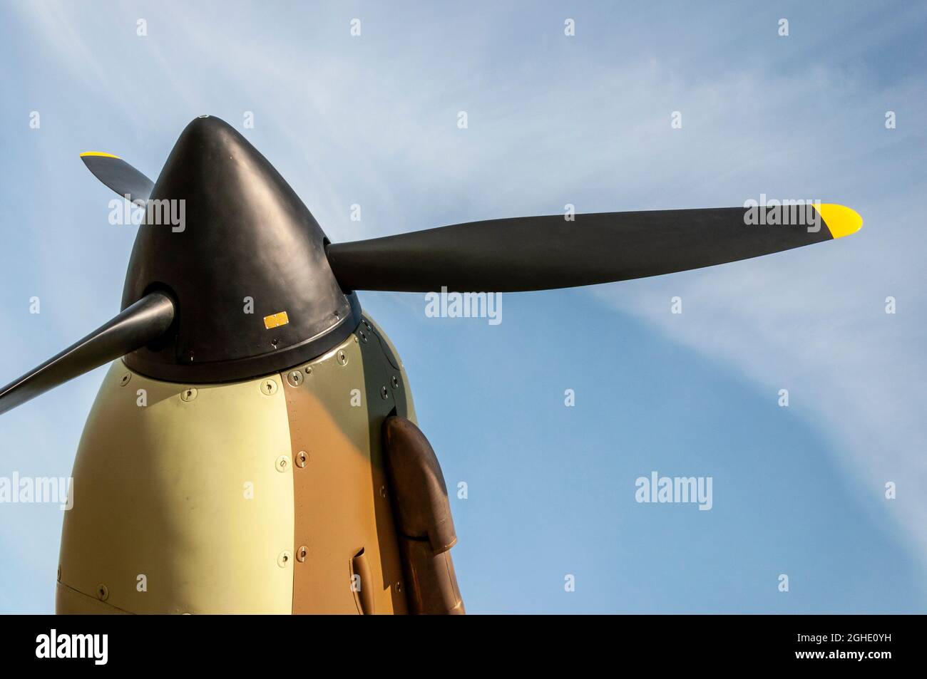 Propeller, naso spinner e stub di scarico su un aereo da caccia RAF Supermarine Spitfire i all'inizio della seconda guerra mondiale sotto il cielo blu con nuvole spiritose Foto Stock