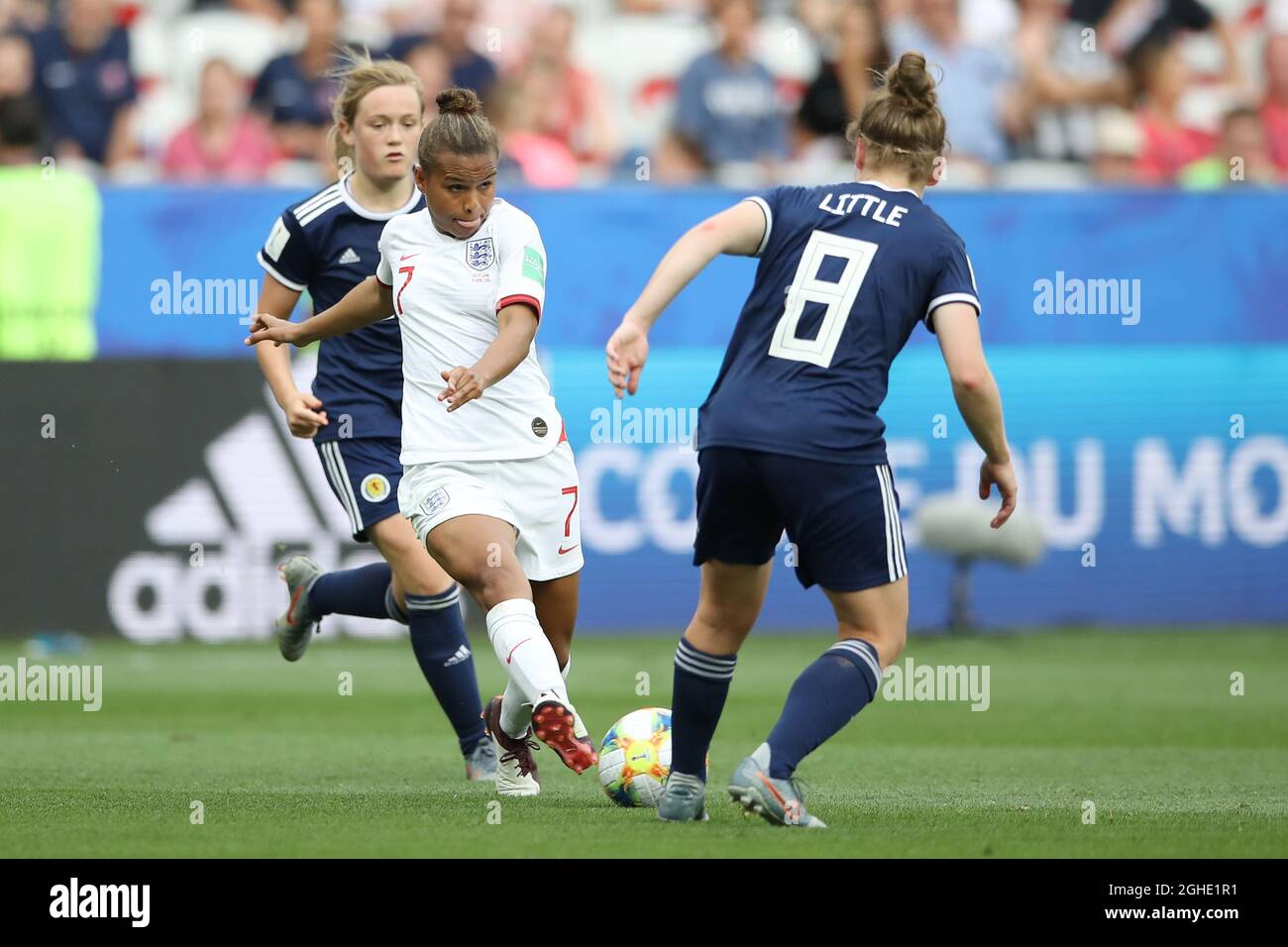 Nikita Parris d'Inghilterra è chiusa da Kim Little e Erin Cuthbert di Scozia durante la partita della Coppa del mondo femminile FIFA all'Allianz Riviera Stadium di Nizza. Data foto: 9 giugno 2019. Il credito d'immagine dovrebbe essere: Jonathan Moscrop/Sportimage via PA Images Foto Stock