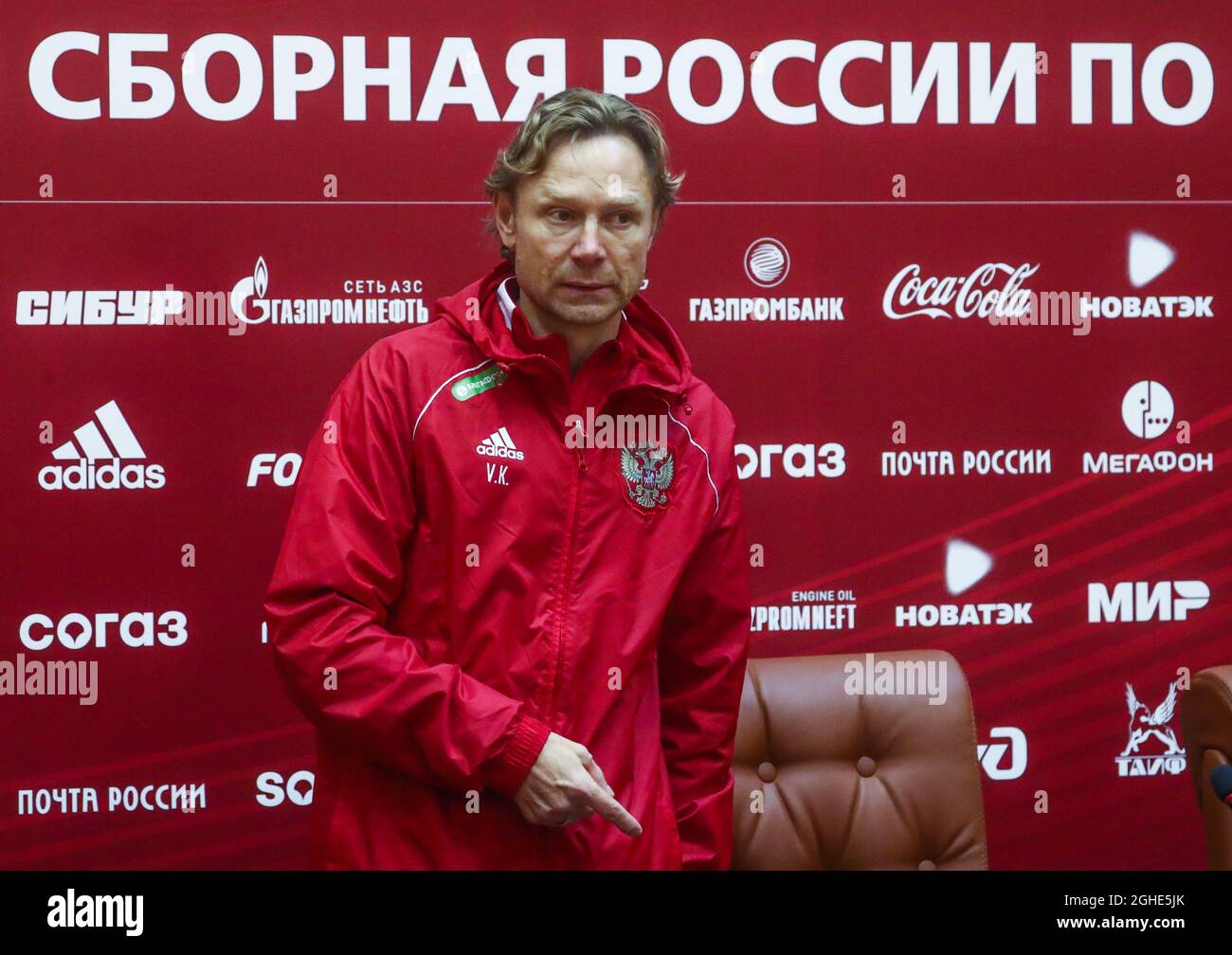 Regione di Mosca, Russia. 6 settembre 2021. L'allenatore Valery Karpin  della squadra nazionale russa di calcio guarda a una conferenza stampa in  vista del prossimo 2022 qualificatore della Coppa del mondo FIFA