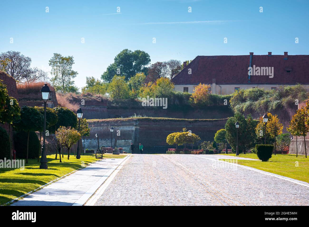 alba-iulia, romania - Oct 13, 2019: Strade interne della cittadella di alba carolina in autunno. Lanterne e panchine vicino al passaggio pedonale. Enormi pareti intorno al percorso. Foto Stock
