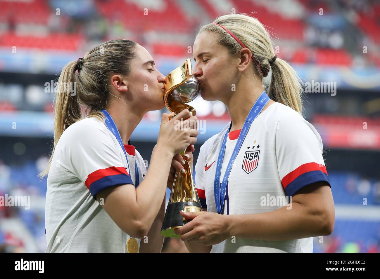 Morgan Brian e Lindsey Horan degli Stati Uniti baciano il trofeo dopo la partita della FIFA Women's World Cup allo Stade de Lyon, Lione. Data foto: 7 luglio 2019. Il credito d'immagine dovrebbe essere: Jonathan Moscrop/Sportimage via PA Images Foto Stock