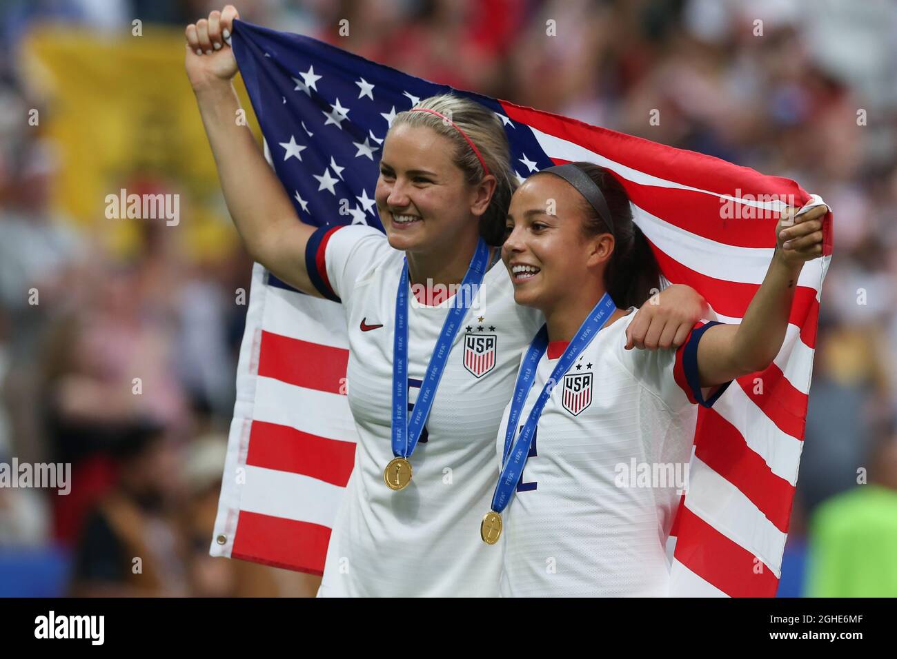 Mallory Pugh e Lindsey Horan degli Stati Uniti festeggiano la partita della Coppa del mondo delle donne FIFA allo Stade de Lyon, Lione. Data foto: 7 luglio 2019. Il credito d'immagine dovrebbe essere: Jonathan Moscrop/Sportimage via PA Images Foto Stock