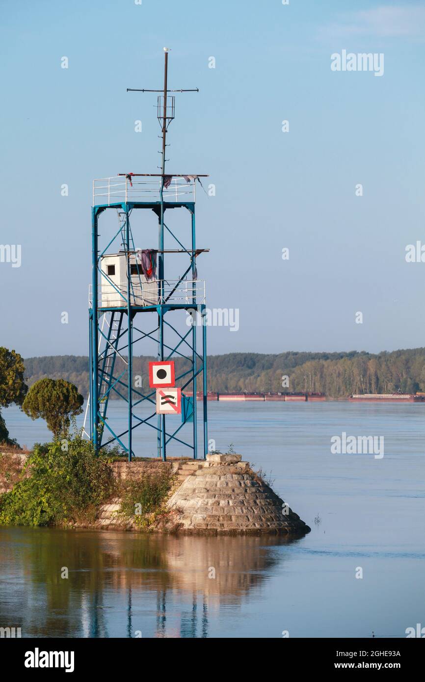 Torre di controllo del traffico costiero con segnaletica di navigazione. Fiume Danubio, Ruse, Bulgaria Foto Stock