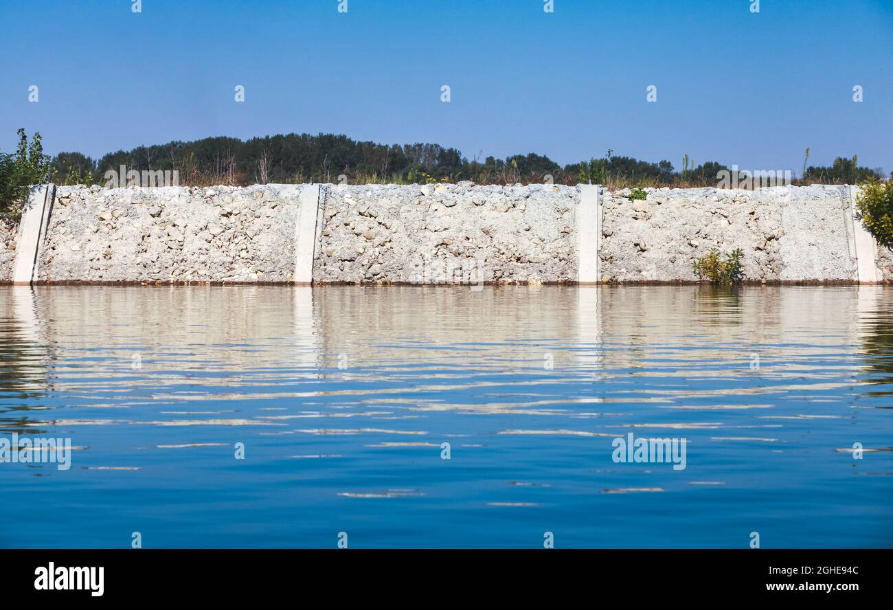 Protezione costiera con strutture in calcestruzzo. Fiume Danubio, Ruse, Bulgaria Foto Stock