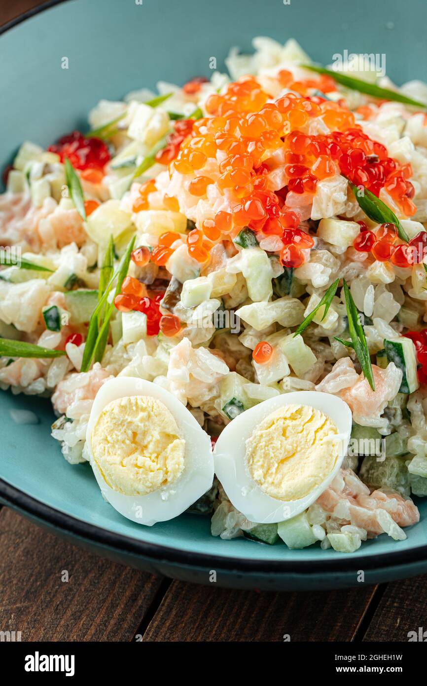 Insalata olivier russa con salmone e caviale Foto Stock