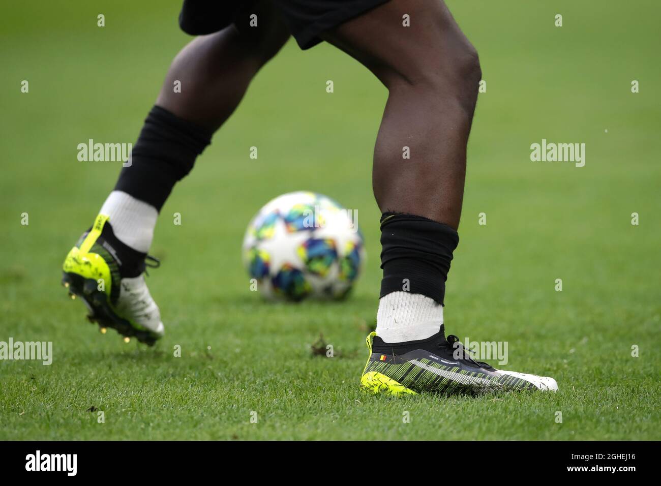 Romelu Lukaku delle scarpe da calcio Inter con il nome di suo fratello minore e compagno di calcio Jordan con la bandiera della Repubblica del Congo sulla scarpa a sinistra e la