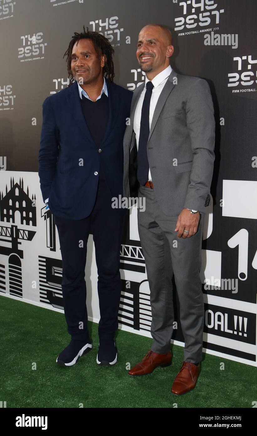 Christian Karebeu e Juan Sebastian Veron arrivano sul tappeto verde prima della cerimonia FIFA Best Football Awards 2019 al Teatro la Scala di Milano. Data foto: 23 settembre 2019. Il credito d'immagine dovrebbe essere: Jonathan Moscrop/Sportimage via PA Images Foto Stock