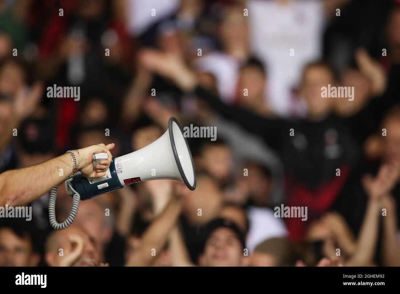 UN AC Milan Ultra utilizza un megafono per incoraggiare i fan a
