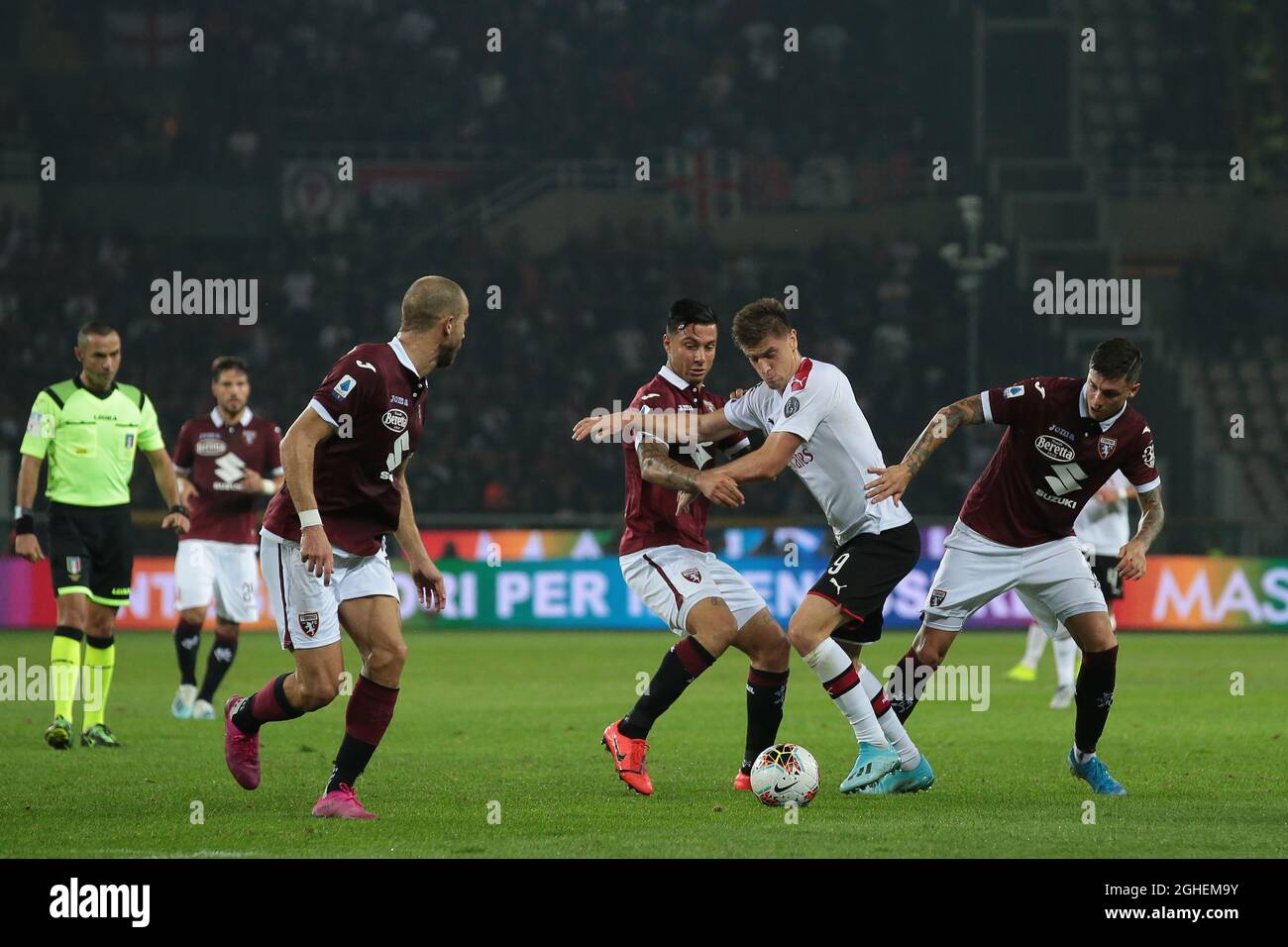 Krzysztof Piatek dell'AC Milan batte con Daniele Baselli e Armando Izzo del Torino FC, mentre Lorenzo De Silvestri del Torino FC guarda durante la Serie A allo Stadio Grande Torino, Torino. Data foto: 26 settembre 2019. Il credito d'immagine dovrebbe essere: Jonathan Moscrop/Sportimage via PA Images Foto Stock