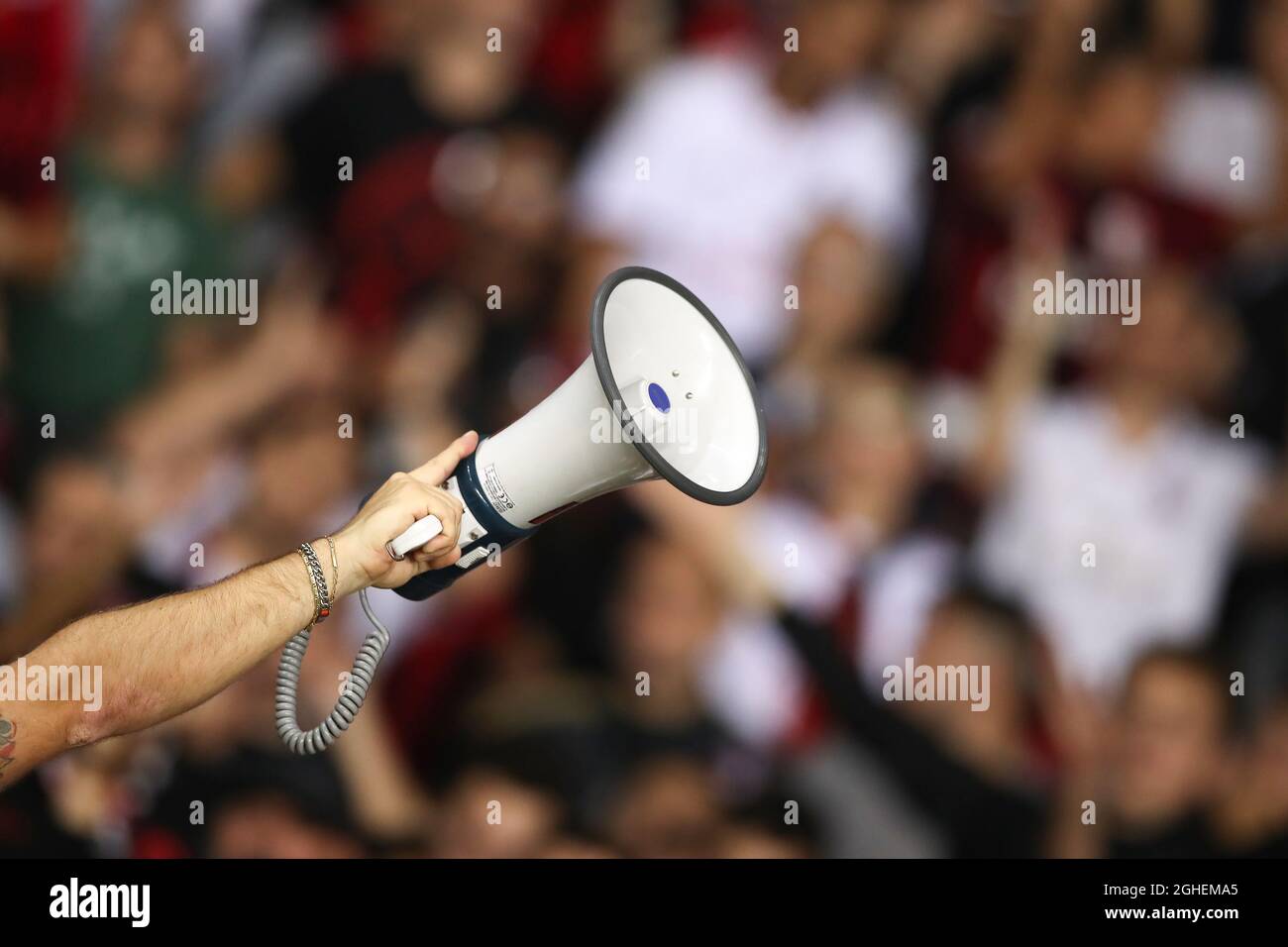 UN AC Milan Ultra utilizza un megafono per incoraggiare i fan a cantare  durante la serie A allo Stadio Grande Torino, Torino. Data foto: 26  settembre 2019. Il credito d'immagine dovrebbe essere