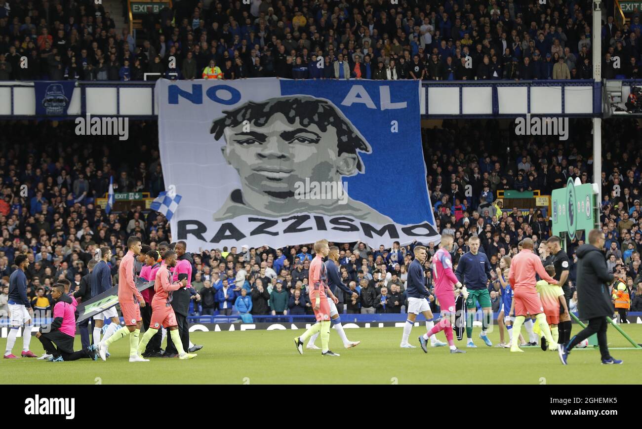 Entrambe le squadre scoppiano davanti a un banner anti-Racism durante la partita della Premier League al Goodison Park, Liverpool. Data foto: 28 settembre 2019. Il credito dovrebbe essere: Darren Staples/Sportimage via PA Images Foto Stock