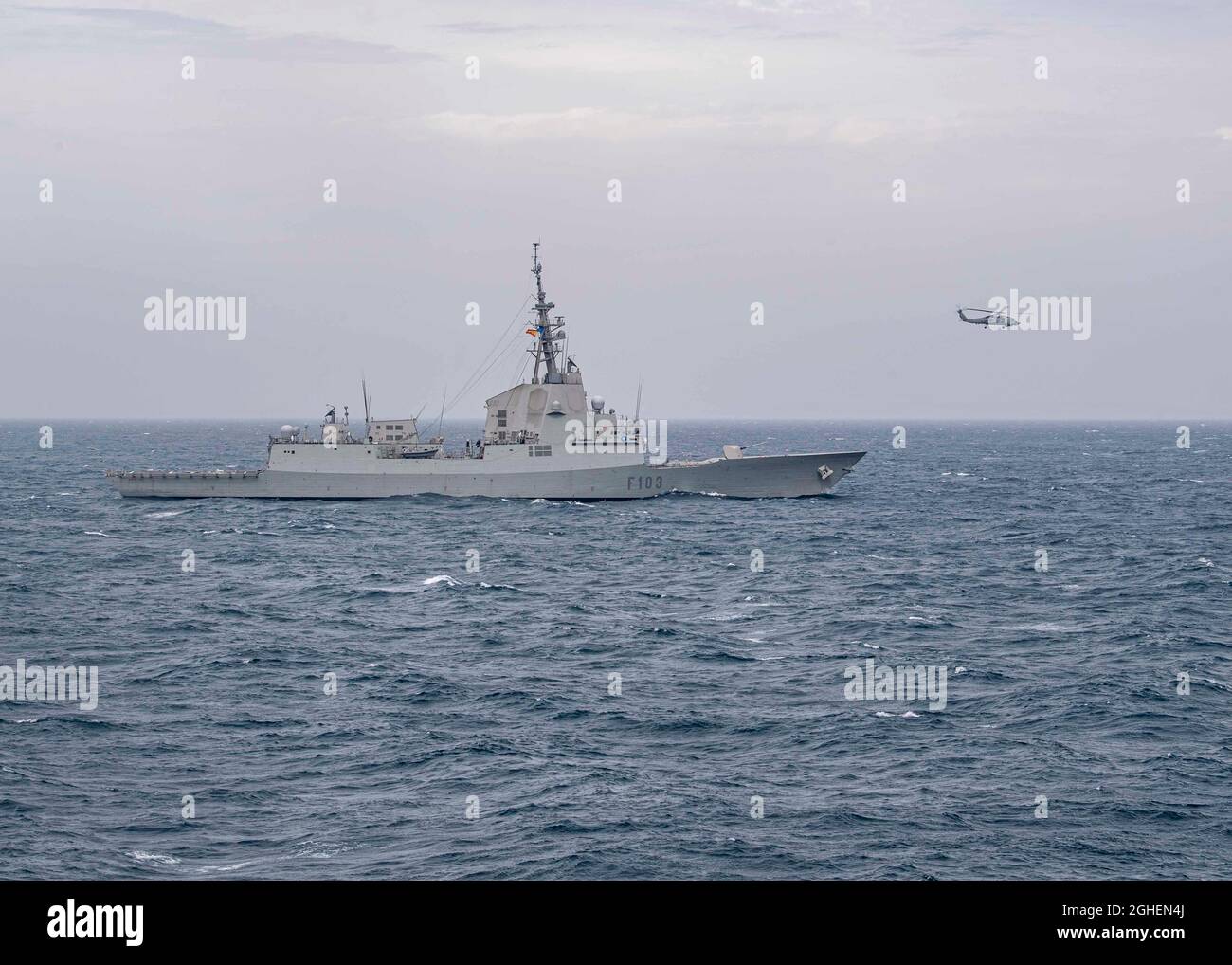 La marina spagnola Alvaro de Bazan-classe fregata ESP Blas de Lezo vele in formazione con le forze navali alleate NATO durante l'esercizio Dynamic Mariner 2019 16 ottobre 2019 nel Golfo di Cadice, Spagna. Foto Stock