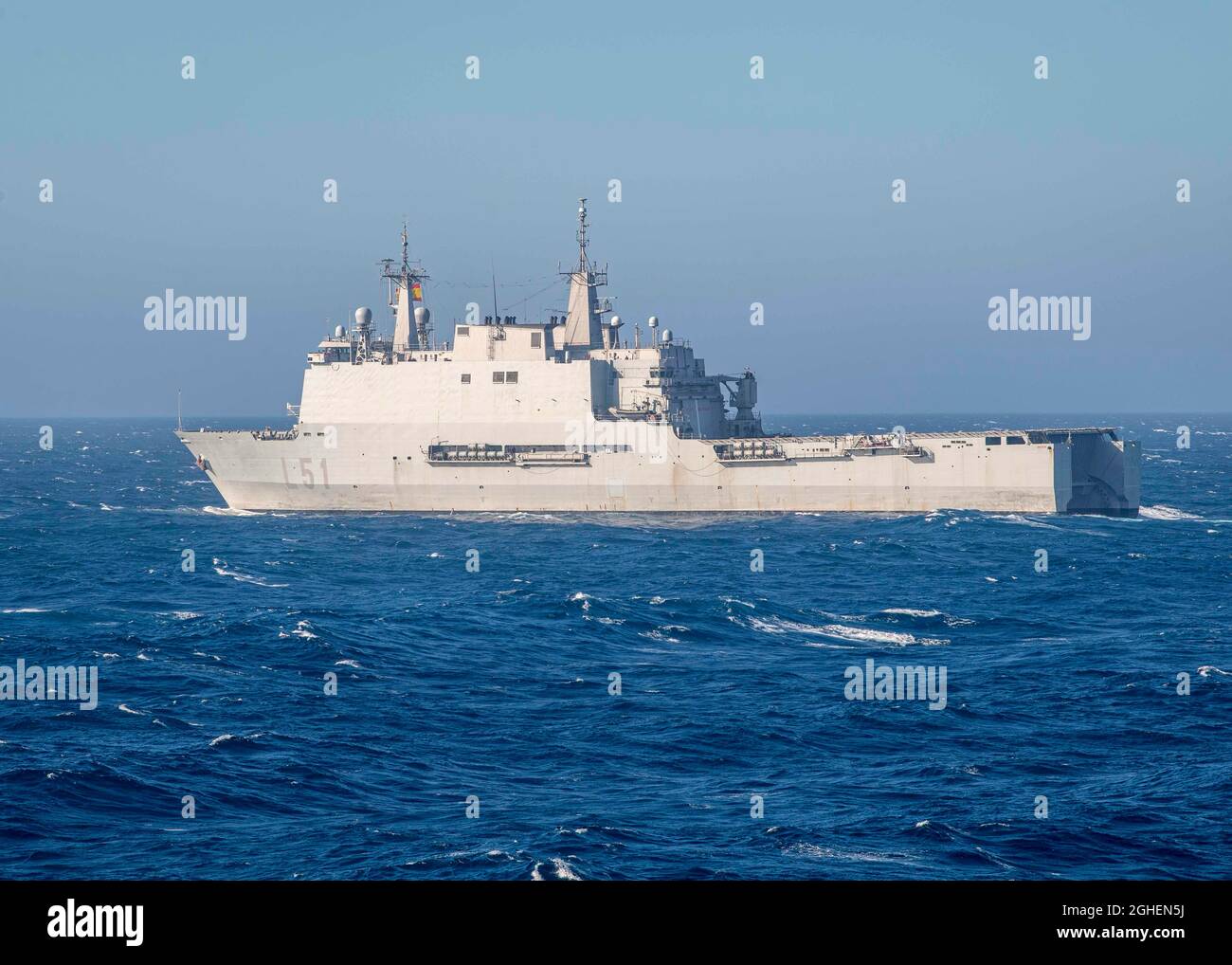 La marina spagnola di classe Galizia banchina di atterraggio ESPS Galizia vele in formazione con forze navali alleate NATO durante l'esercizio Dynamic Mariner 2019 ottobre 10, 2019 nel Golfo di Cadice, Spagna. Foto Stock