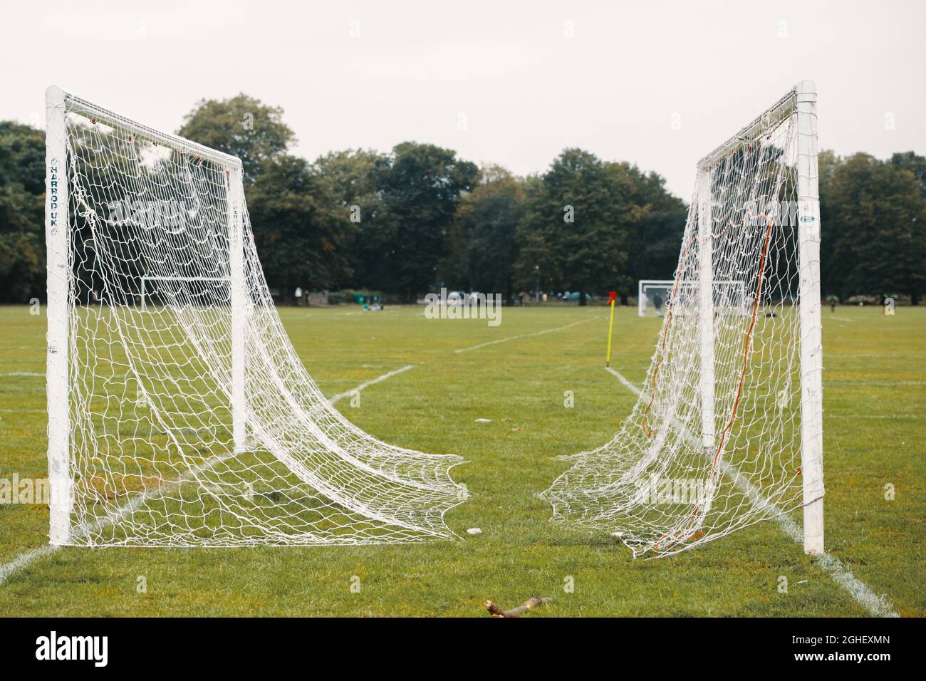 Due gol si sono stabiliti con reti in vista di una partita di calcio a Clapham Common, Londra, Inghilterra Foto Stock