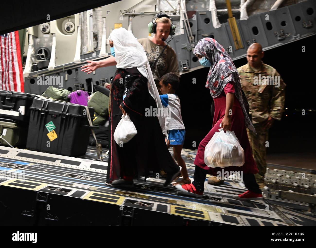 Sigonella, Italia. 05 settembre 2021. I rifugiati afghani evacuati da Kabul salgono a bordo di un aereo della U.S. Air Force C-17 Globemaster III per un volo medico dalla Stazione aeronavale di Sigonella il 5 settembre 2021 a Sigonella, Italia. Sigonella sta fungendo da centro di raccolta ed evacuazione per spostare i rifugiati qualificati in luoghi più permanenti. Credit: MC1 Kegan E. Kay/U.S. Navy/Alamy Live News Foto Stock