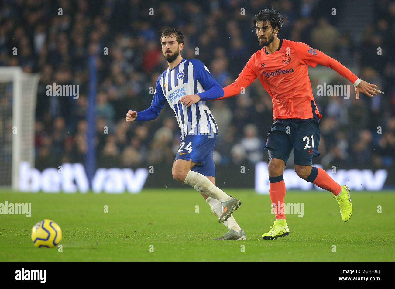 BrightonÕs Davy Proepper e EvertonÕs Andre Gomes durante la partita della Premier League all'American Express Community Stadium, Brighton e Hove. Data foto: 26 ottobre 2019. Il credito dovrebbe essere: Paul Terry/Sportimage via PA Images Foto Stock