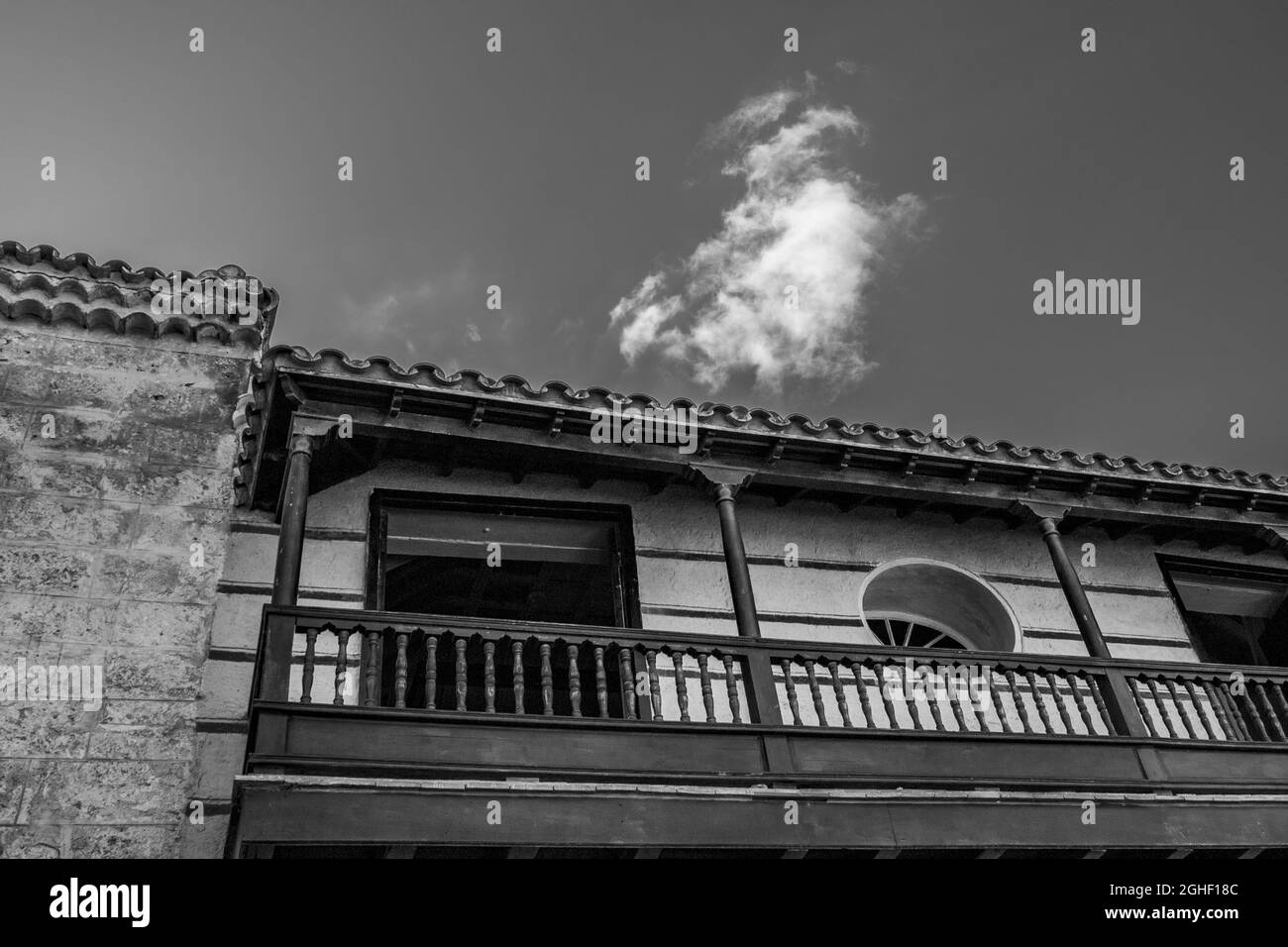 Foto in scala di grigi di una facciata privata e balcone Foto Stock