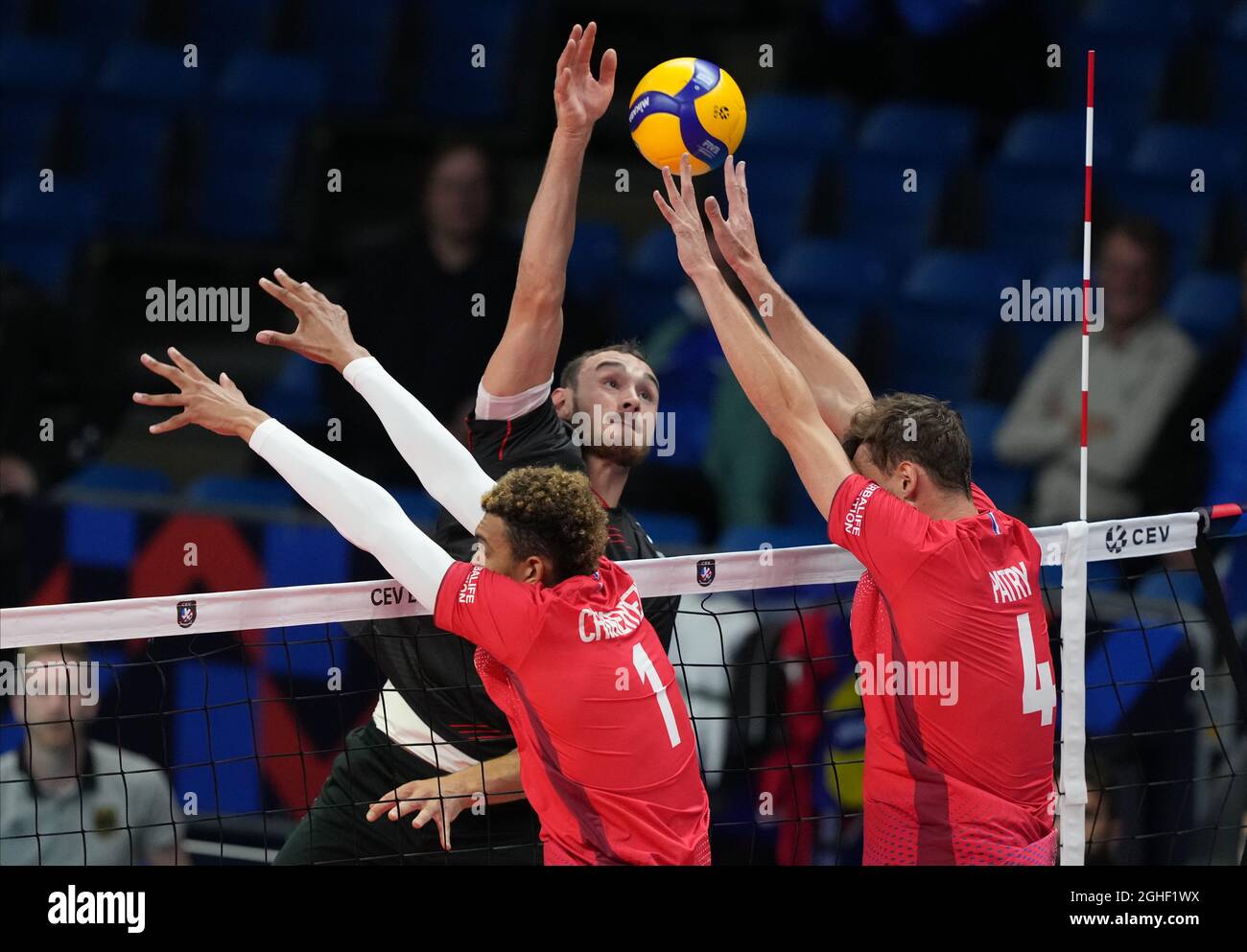 Tallinn, Estonia. 06 settembre 2021. Pallavolo: Campionato europeo, uomini, round preliminare, Germania - Francia: Moritz Karlitzek (M) colpisce il bloch dal francese Barthelemy Choenyeze (l) e Jean Patry. Credit: Roman Koksarov/dpa/Alamy Live News Foto Stock