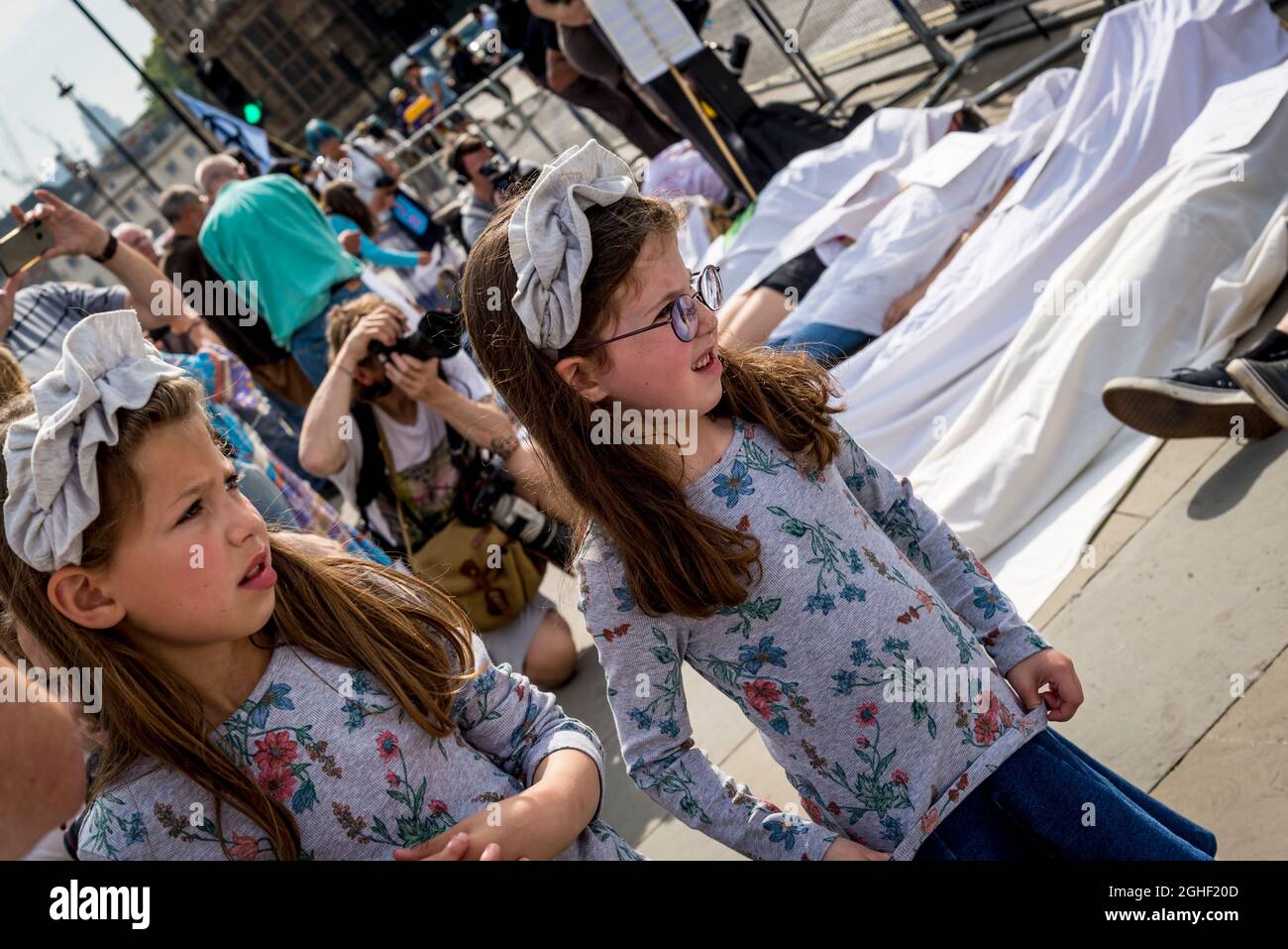 Due ragazze che osservano la ribellione dell'estinzione morire di protesta davanti alle Houses of Parliament, Parliament Square, Londra, UK 06.09.2021 Foto Stock