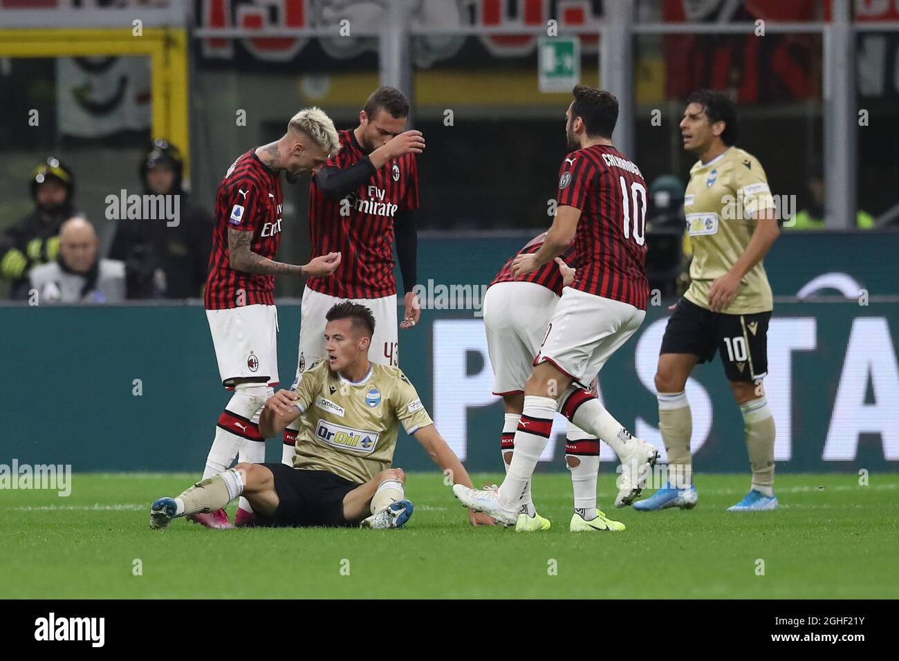 I giocatori di AC Milan reagiscono verso i loro avversari SPAL dopo che Lucas Paqueta di AC Milan si è infortunato sul campo di gioco durante la partita della Serie A a a Giuseppe Meazza, Milano. Data foto: 31 ottobre 2019. Il credito d'immagine dovrebbe essere: Jonathan Moscrop/Sportimage via PA Images Foto Stock