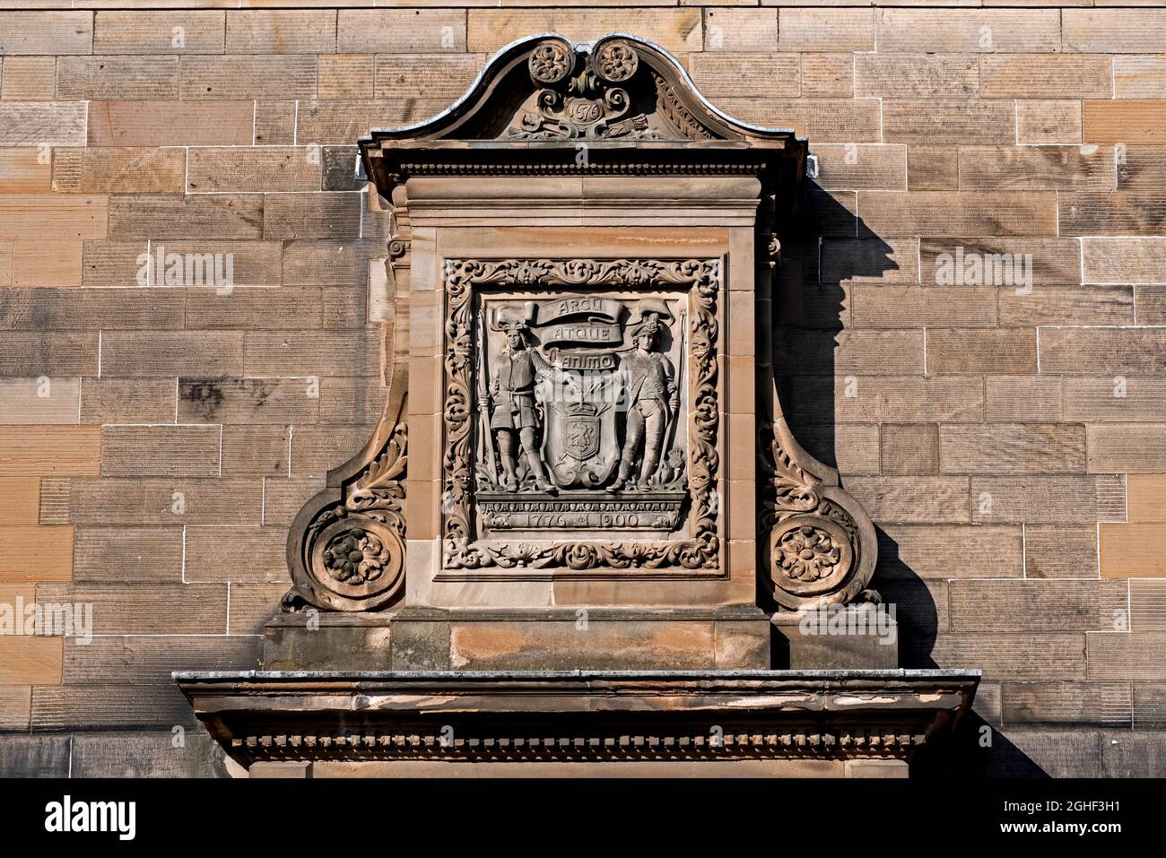 Royal Company of Archers stemma in pietra sopra la porta di Archers' Hall in Buccleuch Street, Edimburgo, Scozia, Regno Unito. Foto Stock