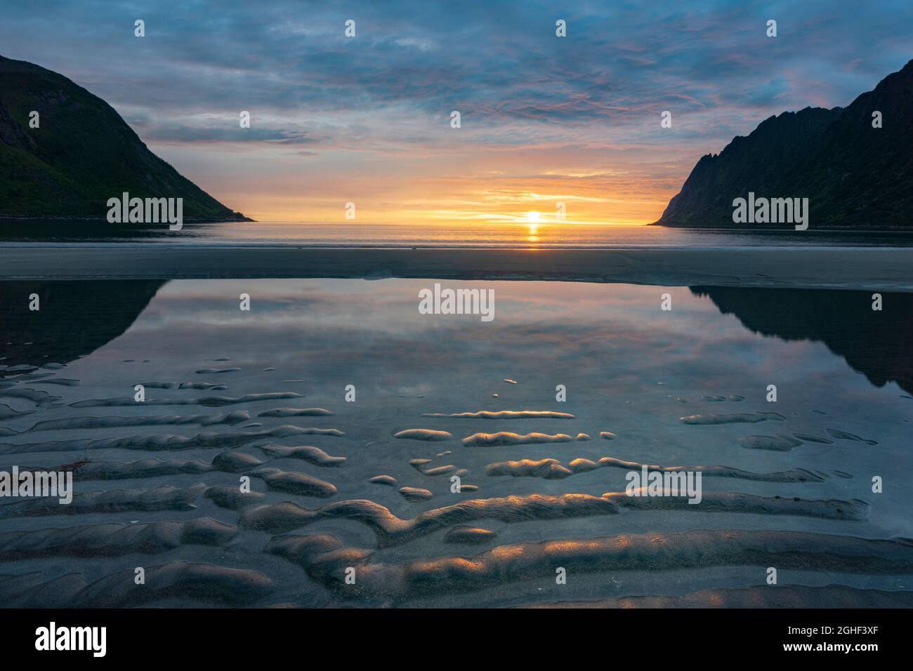 Sole di mezzanotte sulla spiaggia di Ersfjord, Senja, contea di Troms, Norvegia Foto Stock
