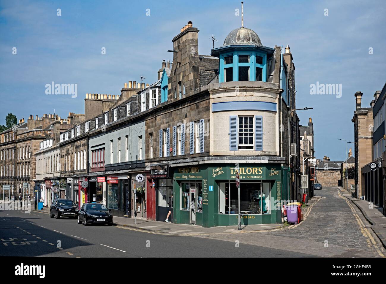 Fila di piccoli negozi in Queensferry Street nel West End di Edimburgo. Foto Stock