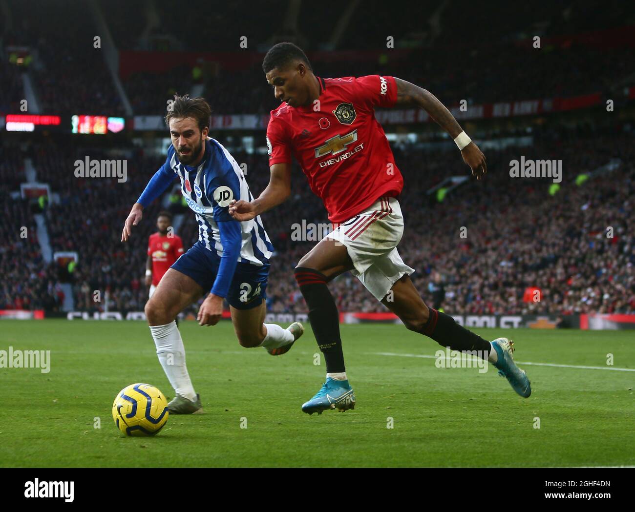 Marcus Rashford del Manchester United supera Davy Propper di Brighton durante la partita della Premier League a Old Trafford, Manchester. Data foto: 10 novembre 2019. Il credito dovrebbe essere: Phil Oldham/Sportimage via PA Images Foto Stock