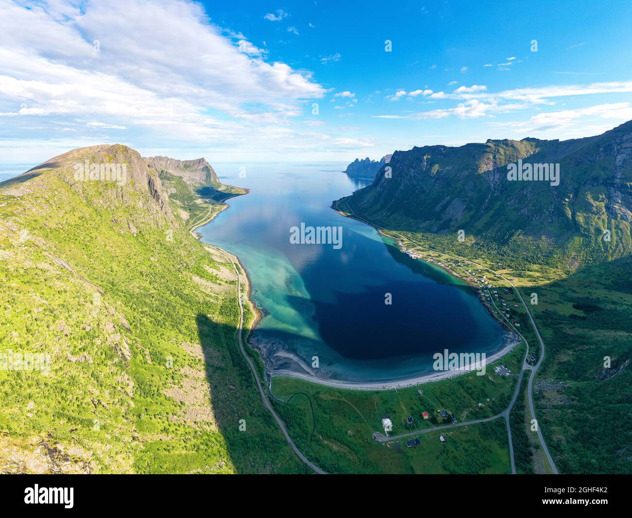 Panoramica aerea della montagna Husfjellet e spiaggia di sabbia lungo Steinfjord, Senja, contea di Troms, Norvegia Foto Stock