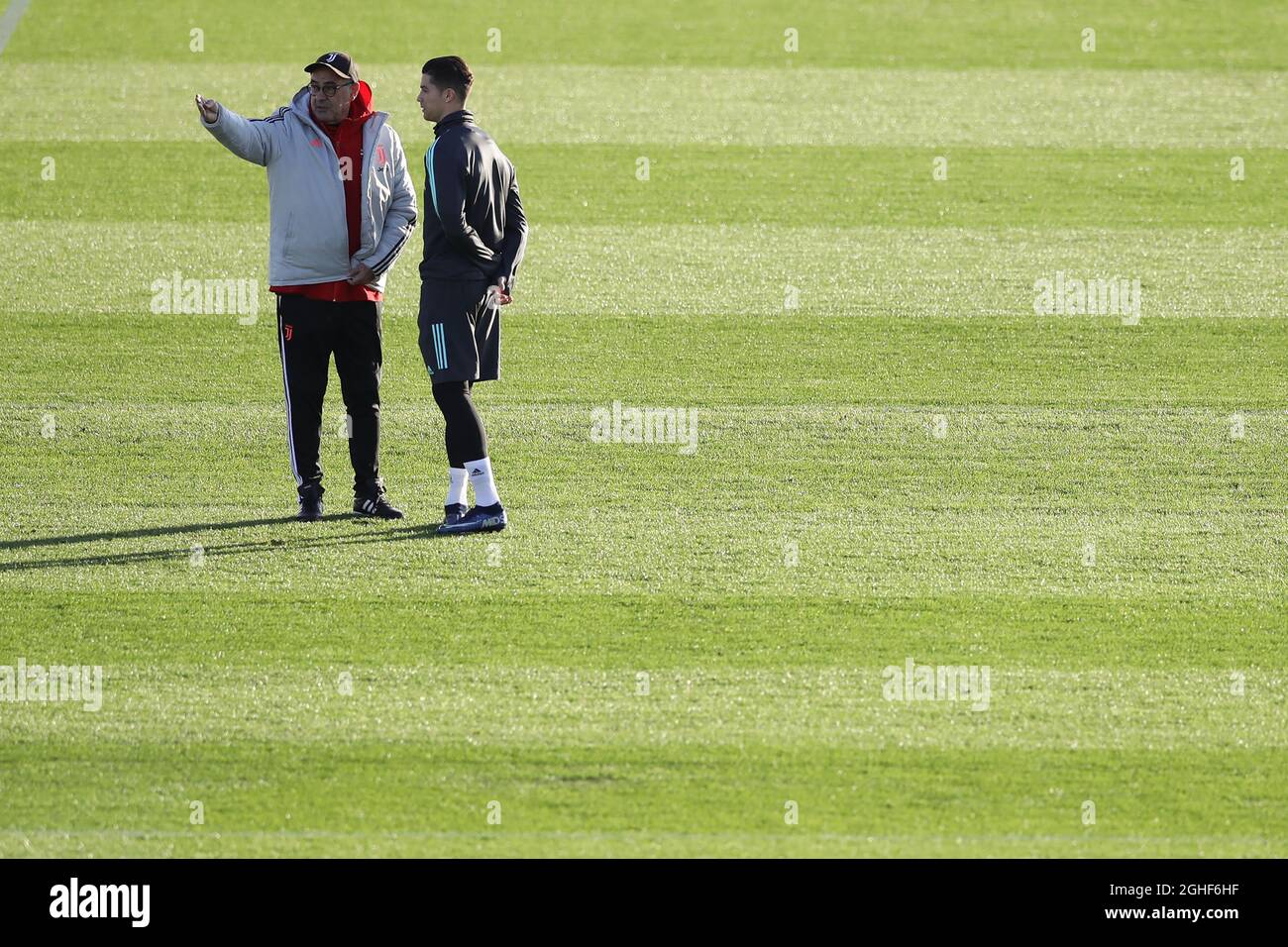 Maurizio Sarri Capo allenatore di Juventus parla con Cristiano Ronaldo prima dell'inizio della sessione di allenamento presso il Centro Juventus di Torino. Data foto: 25 novembre 2019. Il credito d'immagine dovrebbe essere: Jonathan Moscrop/Sportimage via PA Images Foto Stock