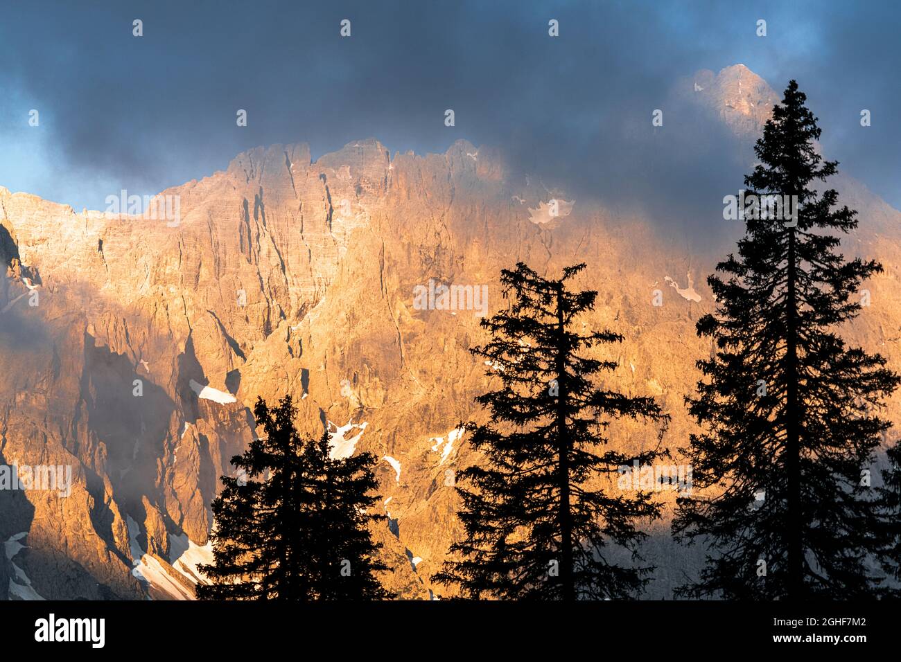 Gruppo opera e Croda Rossa di Sesto nella nebbia all'alba dal Passo di Monte Croce, Dolomiti di Sesto, Alto Adige, Italia Foto Stock