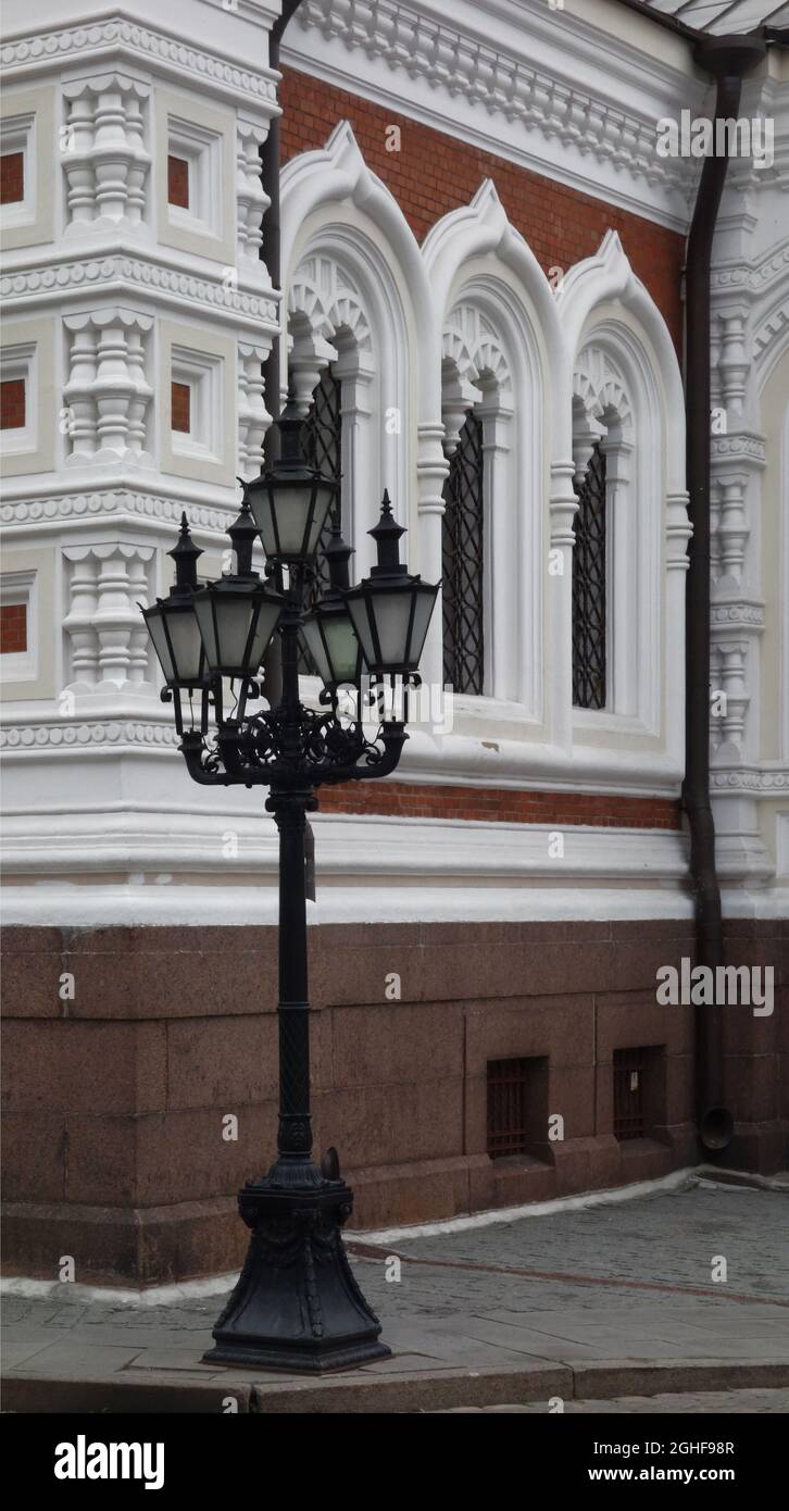 Una lanterna di strada con un pilastro di fronte alla chiesa, Alexander Newsky cattedrale, Tallinn, Estonia Foto Stock