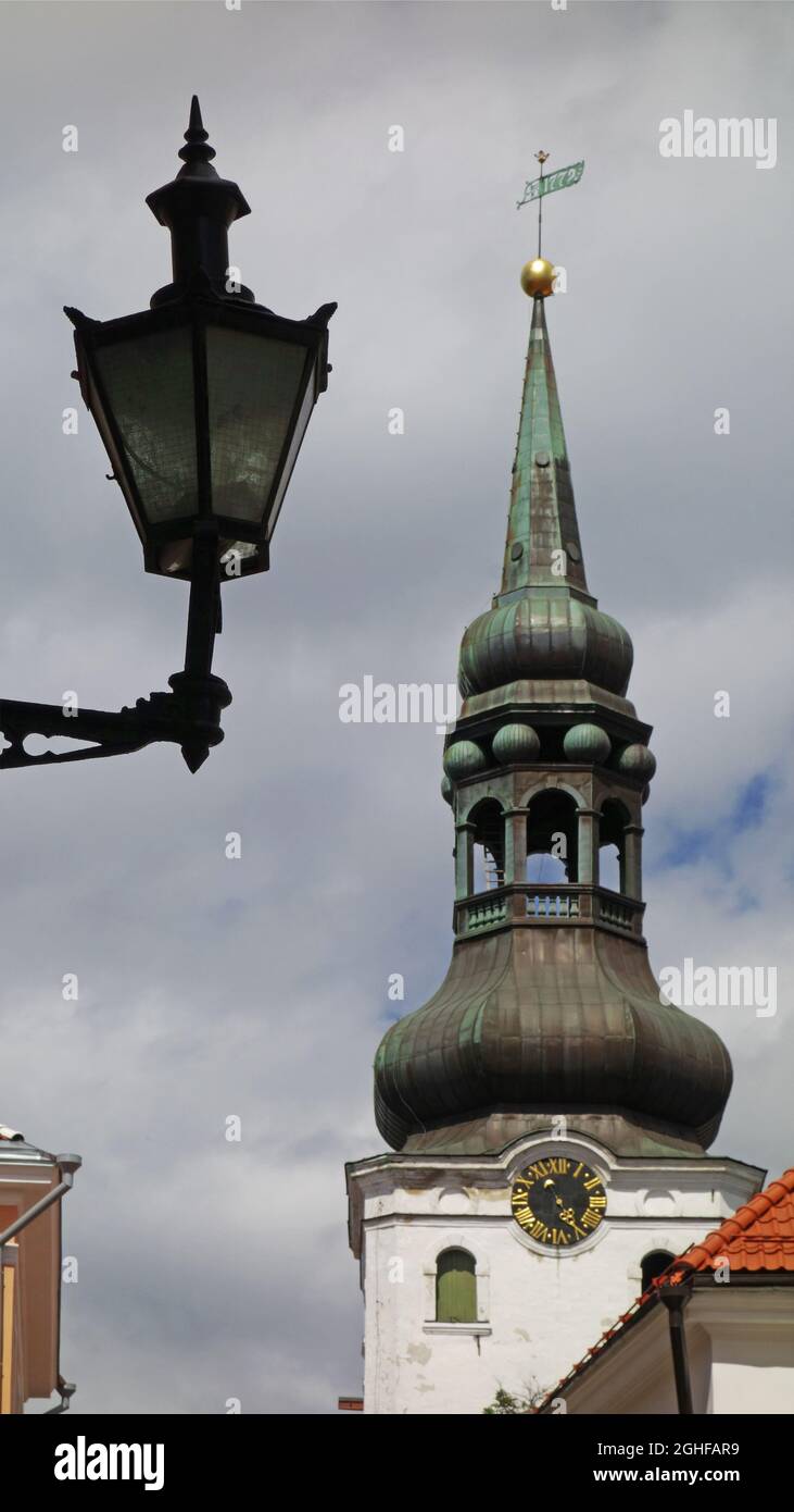 Una lanterna a muro di fronte alla cupola della chiesa con il campanile e l'orologio, chiesa dominicana, Santa Mariena, Tallinn, Estonia Foto Stock