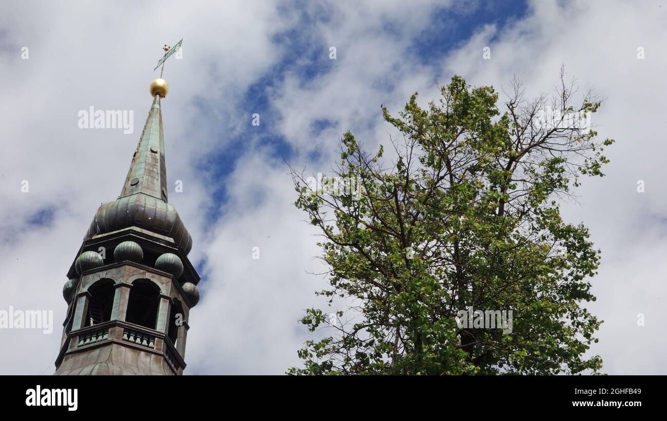 La cupola della chiesa accanto ad un albero con uno sfondo cielo con nuvole, chiesa dominicana, Santa Mariena, Tallinn, Estonia Foto Stock